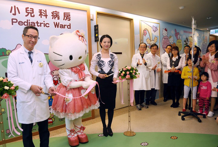 捲入內控疏失的臺安醫院院長黃暉庭（左），自己也曾罹癌。（臺安醫院提供）