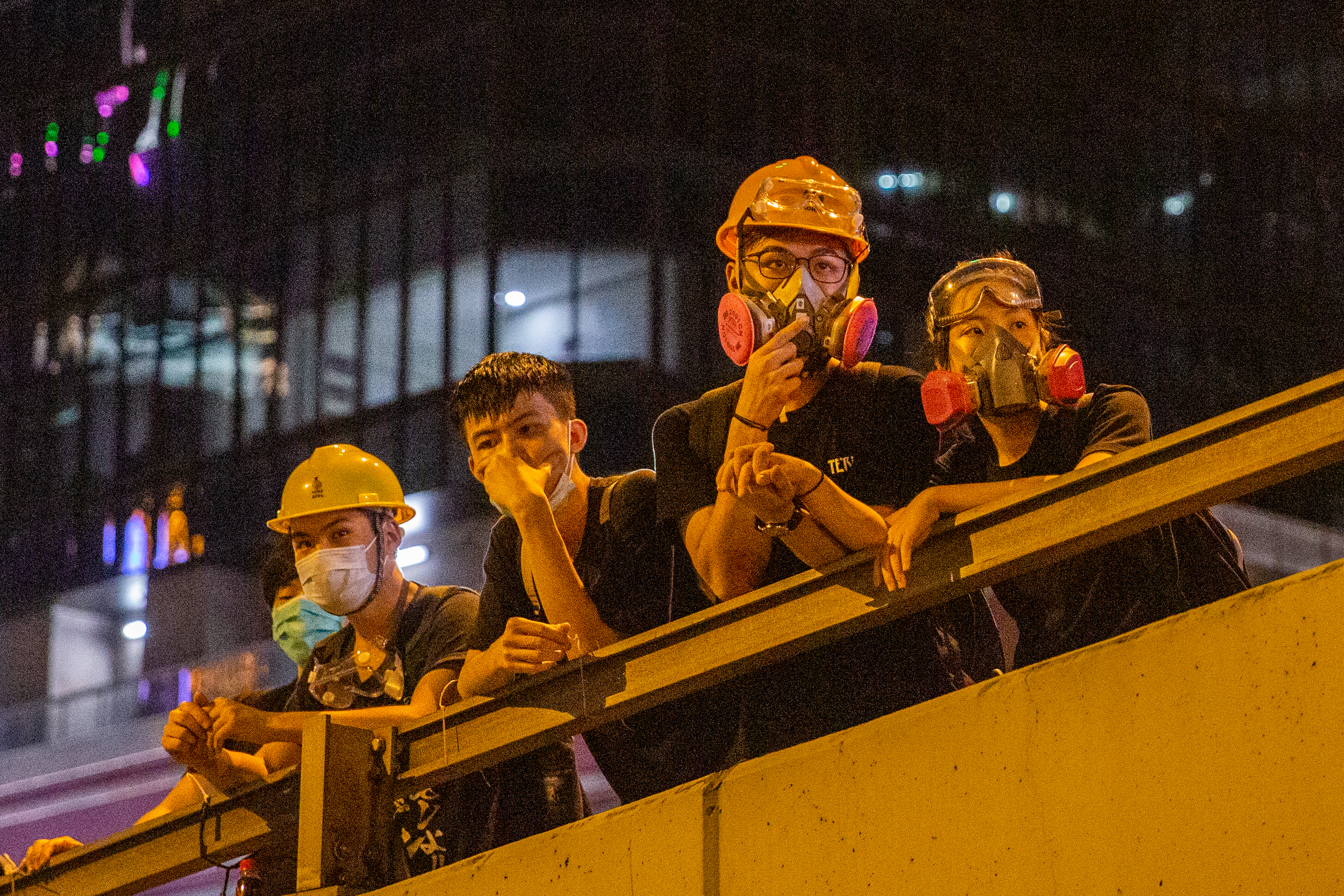 一批示威者在車道天橋上監視著政府總部。