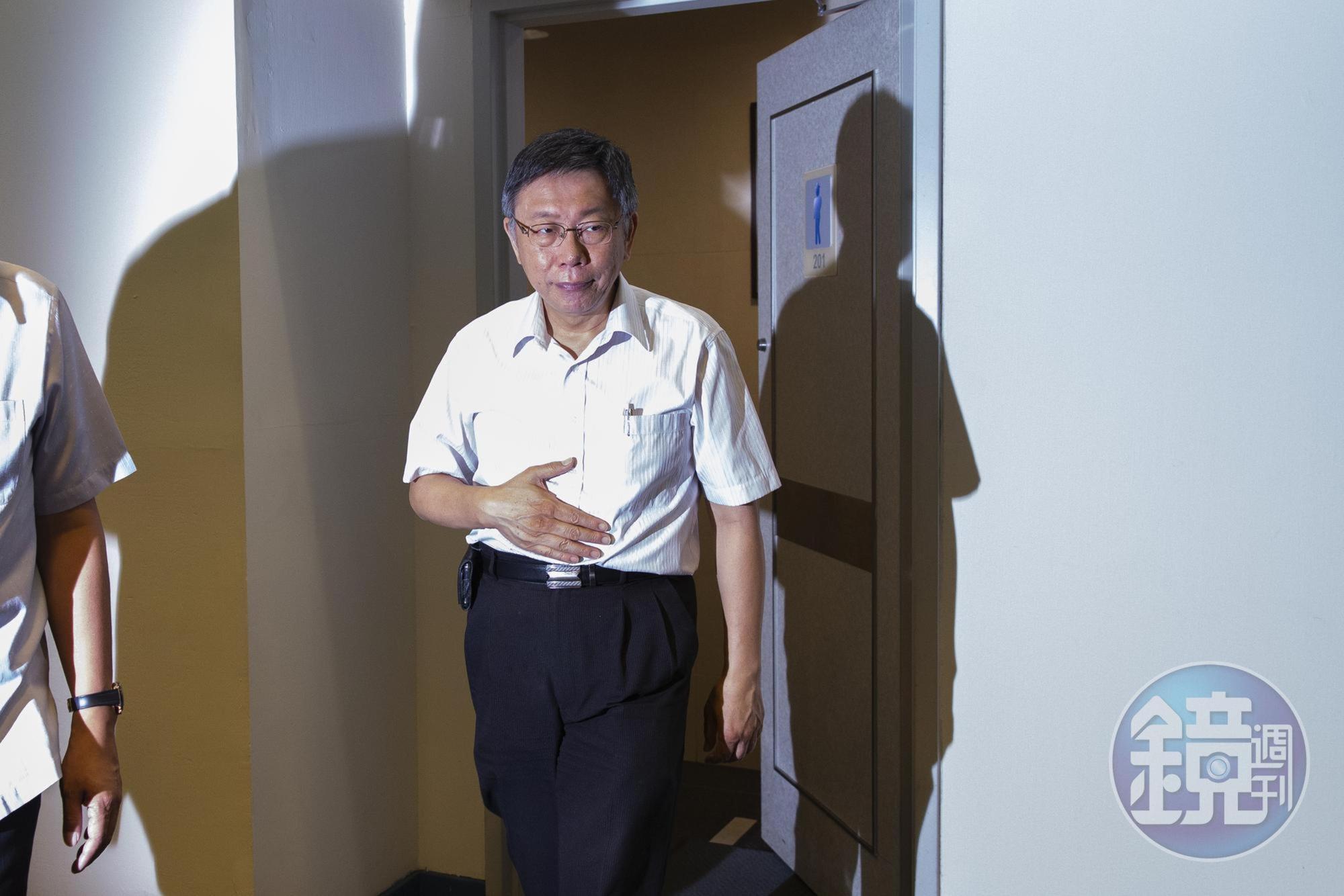 隨著「郭柯王」合體破局,台北市長柯文哲的網路聲量也持續下滑。