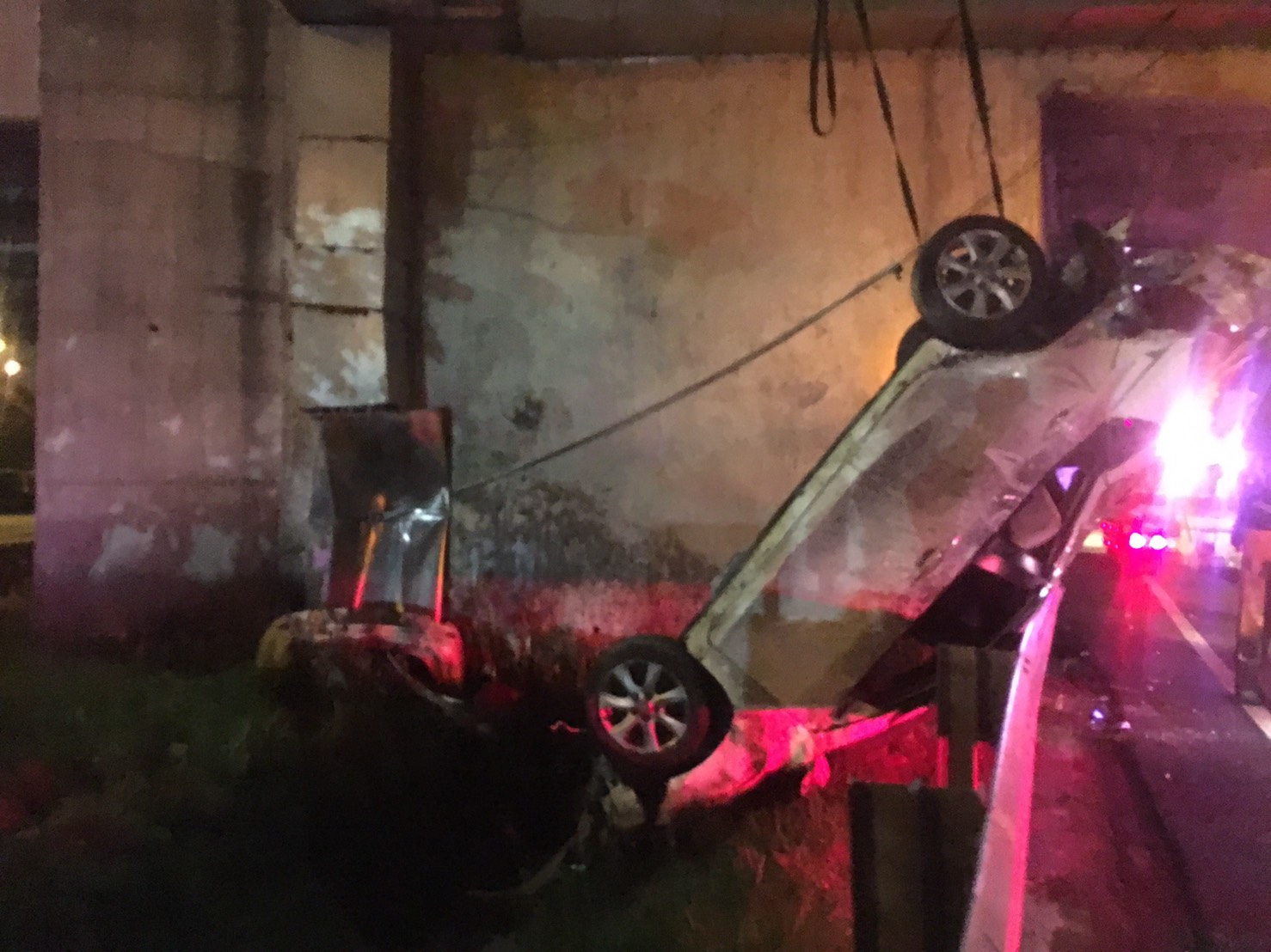 警方請拖吊人員協助，正在將張男的轎車從邊坡拖出。（翻攝畫面）