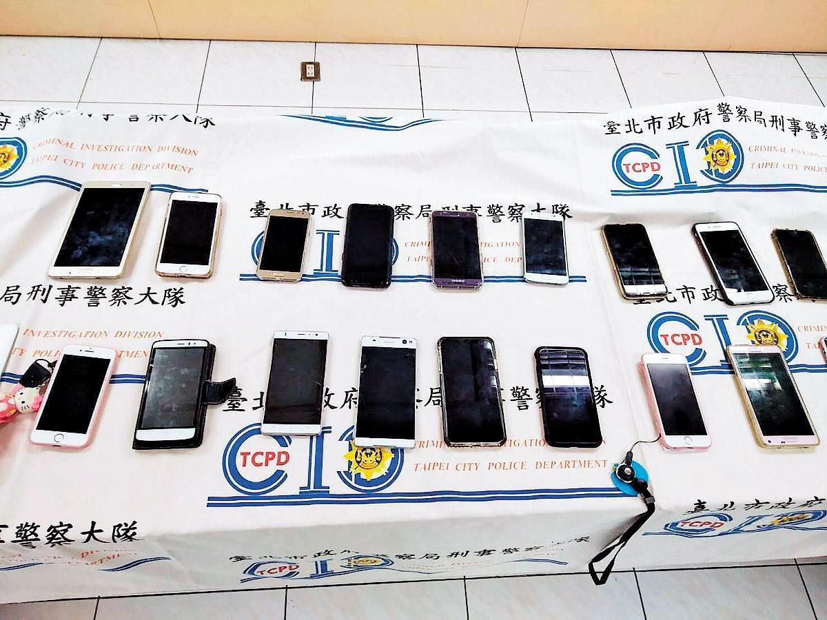 警方偵破詐騙案,查獲大批用來犯罪的手機。(警方提供)