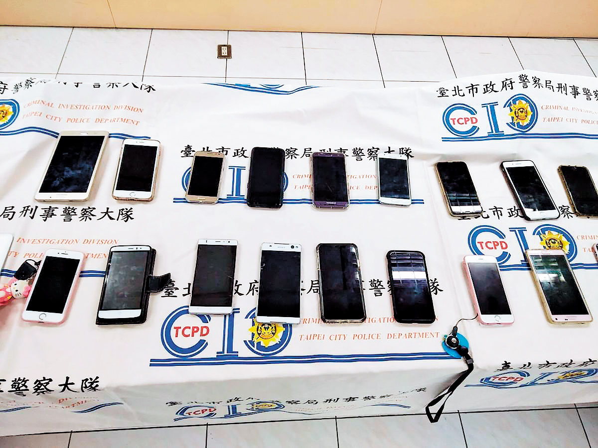 警方偵破詐騙案，查獲大批用來犯罪的手機。（警方提供）