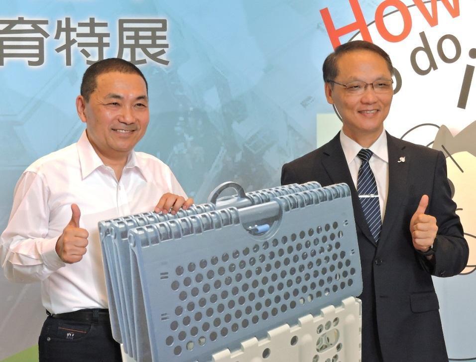 慈濟基金會顏博文執行長(右) 特地捐贈新北市政府400床「淨斯多功能福慧床」,並由市長侯友宜(左)代表接受。(翻攝畫面)