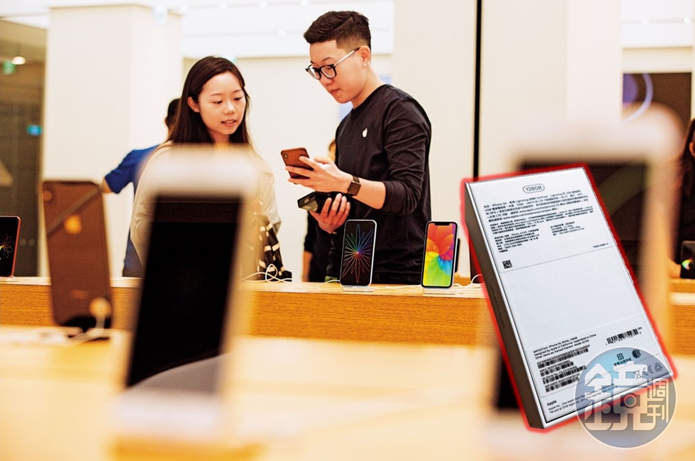 iPhone遭詐騙集團遠端鎖住後，只能攜帶購買憑證找蘋果客服解決。