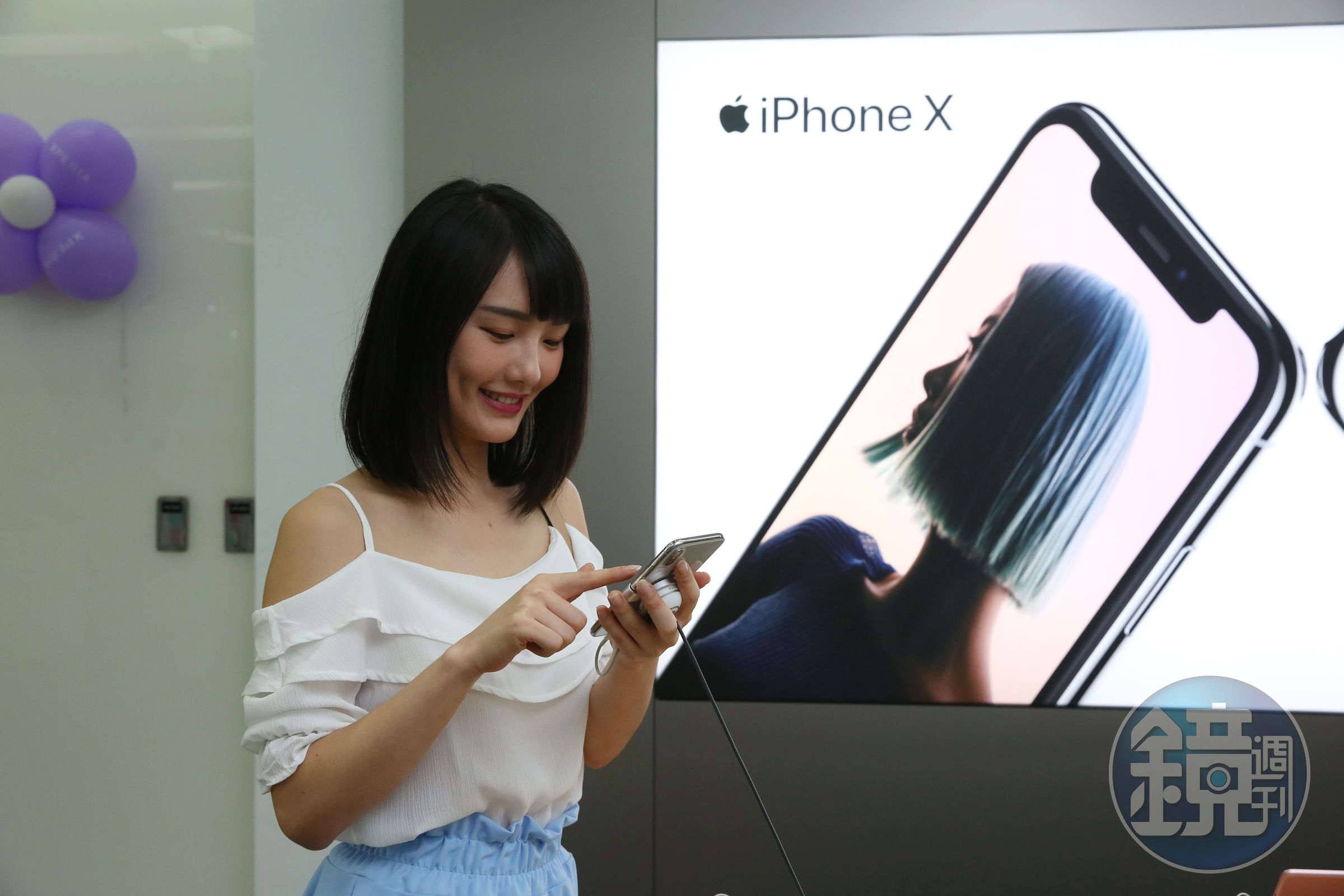 iPhone遭詐騙集團遠端鎖住後，只能攜帶購買憑證找蘋果客服解決。