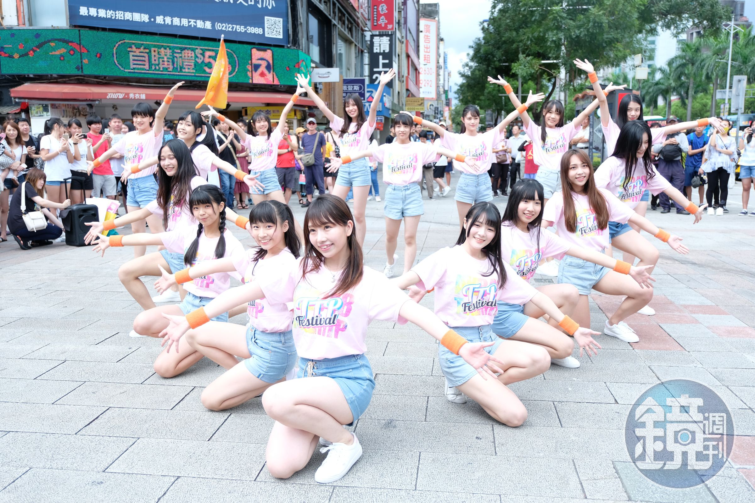 為了這次台北街頭快閃，AKB48 Team TP的16位練習生除勤練舞和背歌詞，也以最亮麗的一面登場。（好言娛樂提供）