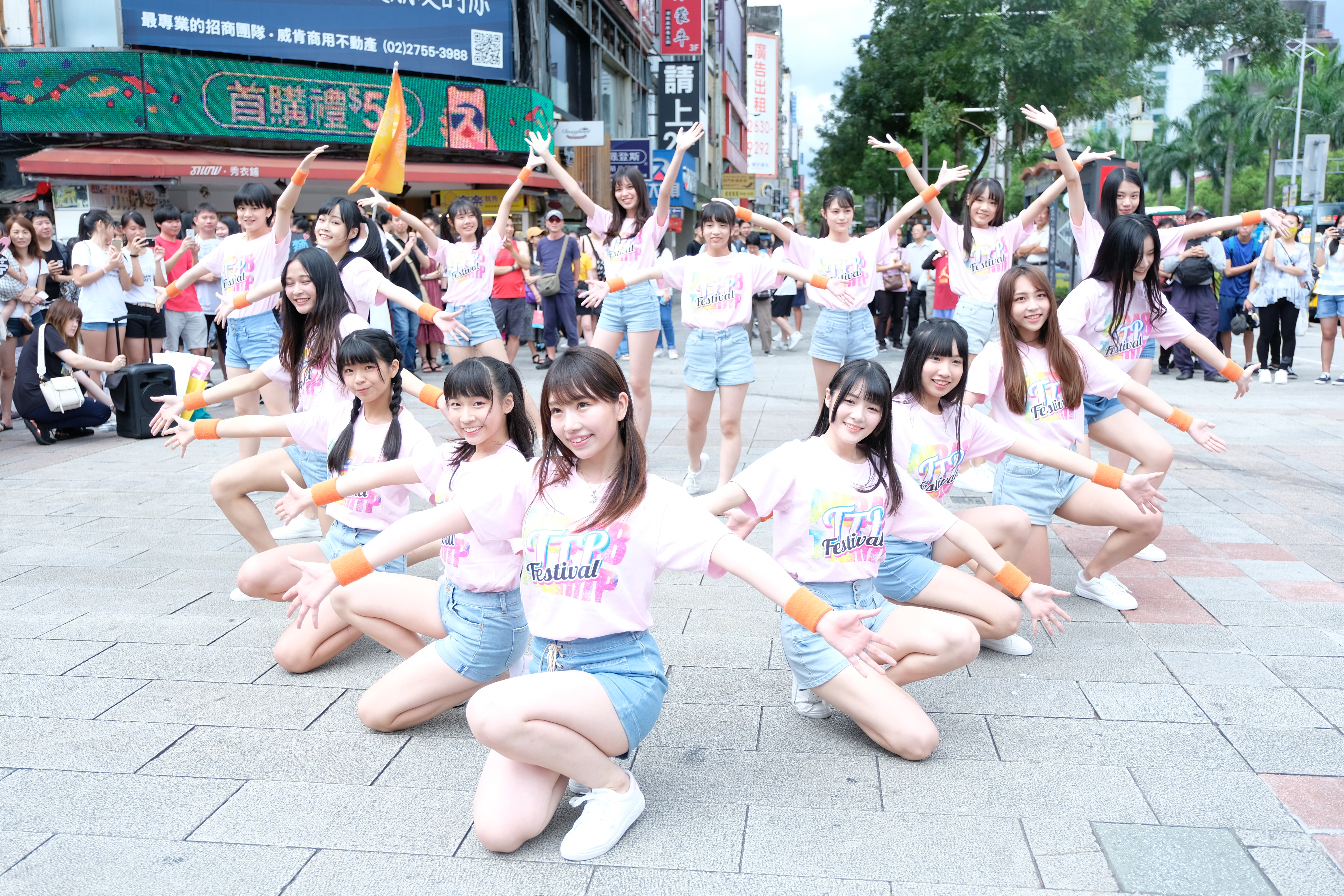 為了這次台北街頭快閃，AKB48 Team TP的16位練習生除勤練舞和背歌詞，也以最亮麗的一面登場。（好言娛樂提供）