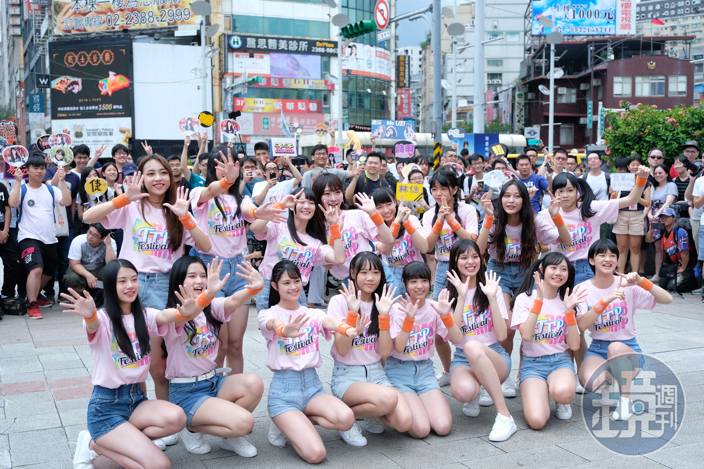 AKB48 Team TP 推出新單曲〈LOVE 修行〉，在台北展開街頭快閃活動。（好言娛樂提供）