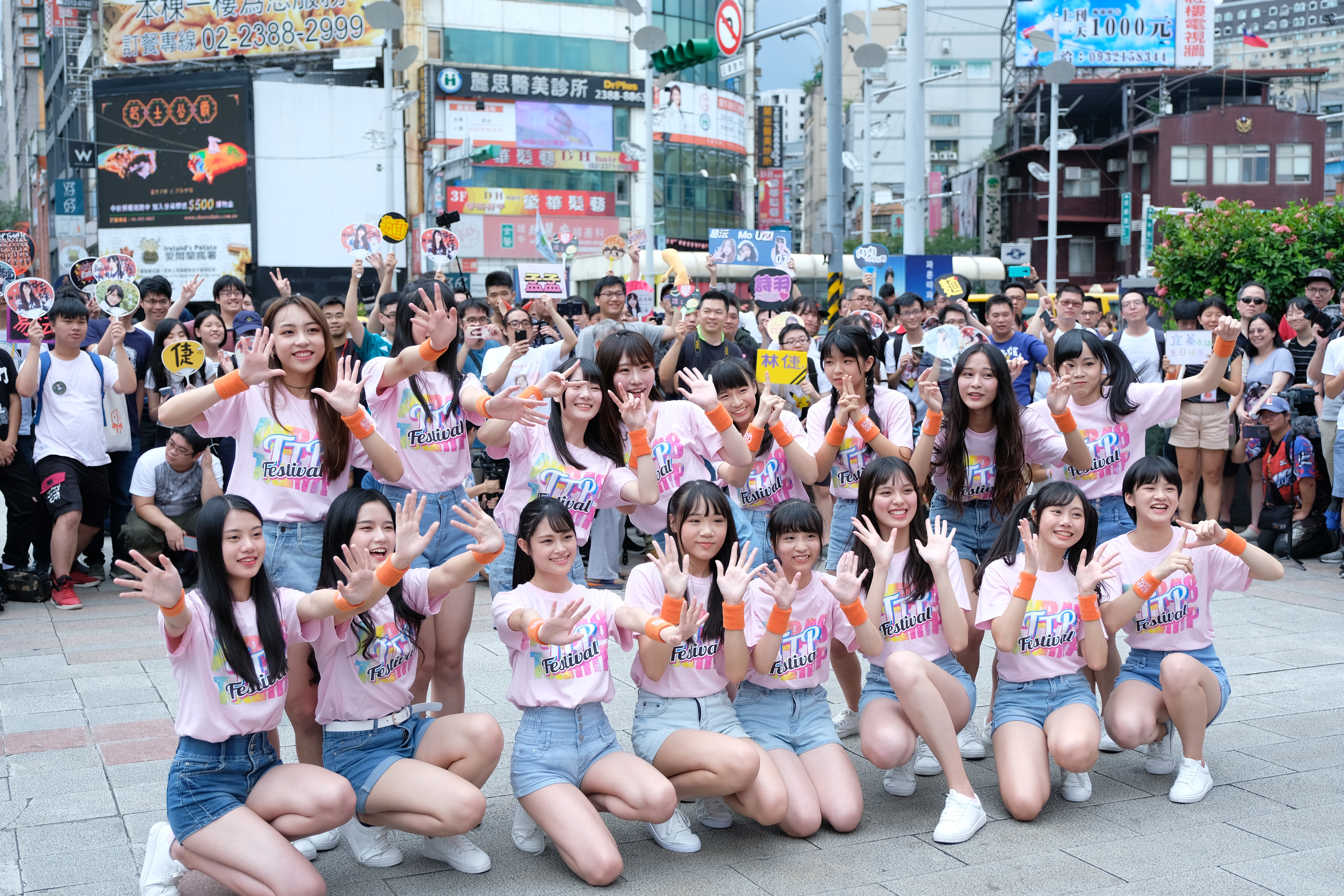 AKB48 Team TP 推出新單曲〈LOVE 修行〉，在台北展開街頭快閃活動。（好言娛樂提供）