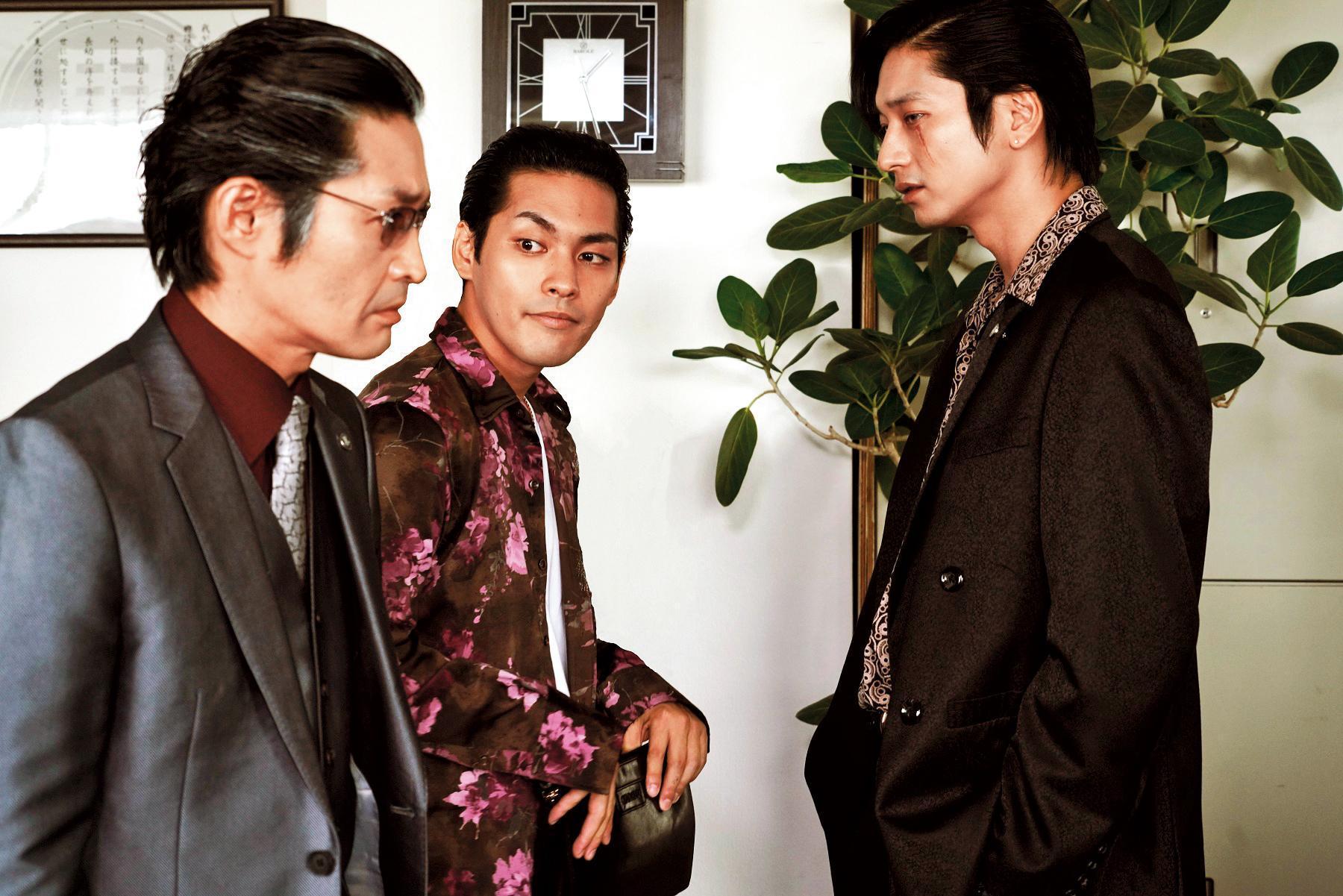 柳樂優彌(中)扮演一名介於丑角與暴徒之間的黑道分子,幾位男演員自帶笑點,很有日漫誇張風格。(采昌提供)