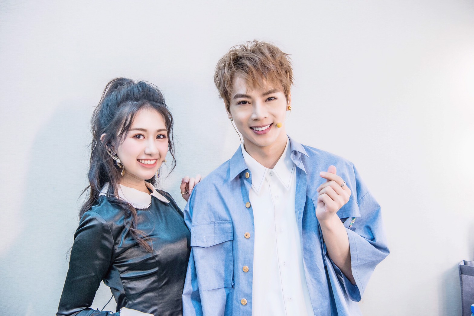 馨亞（左）擔任演唱會嘉賓，吃味質問古曜威。（單純夢想文創事業提供）