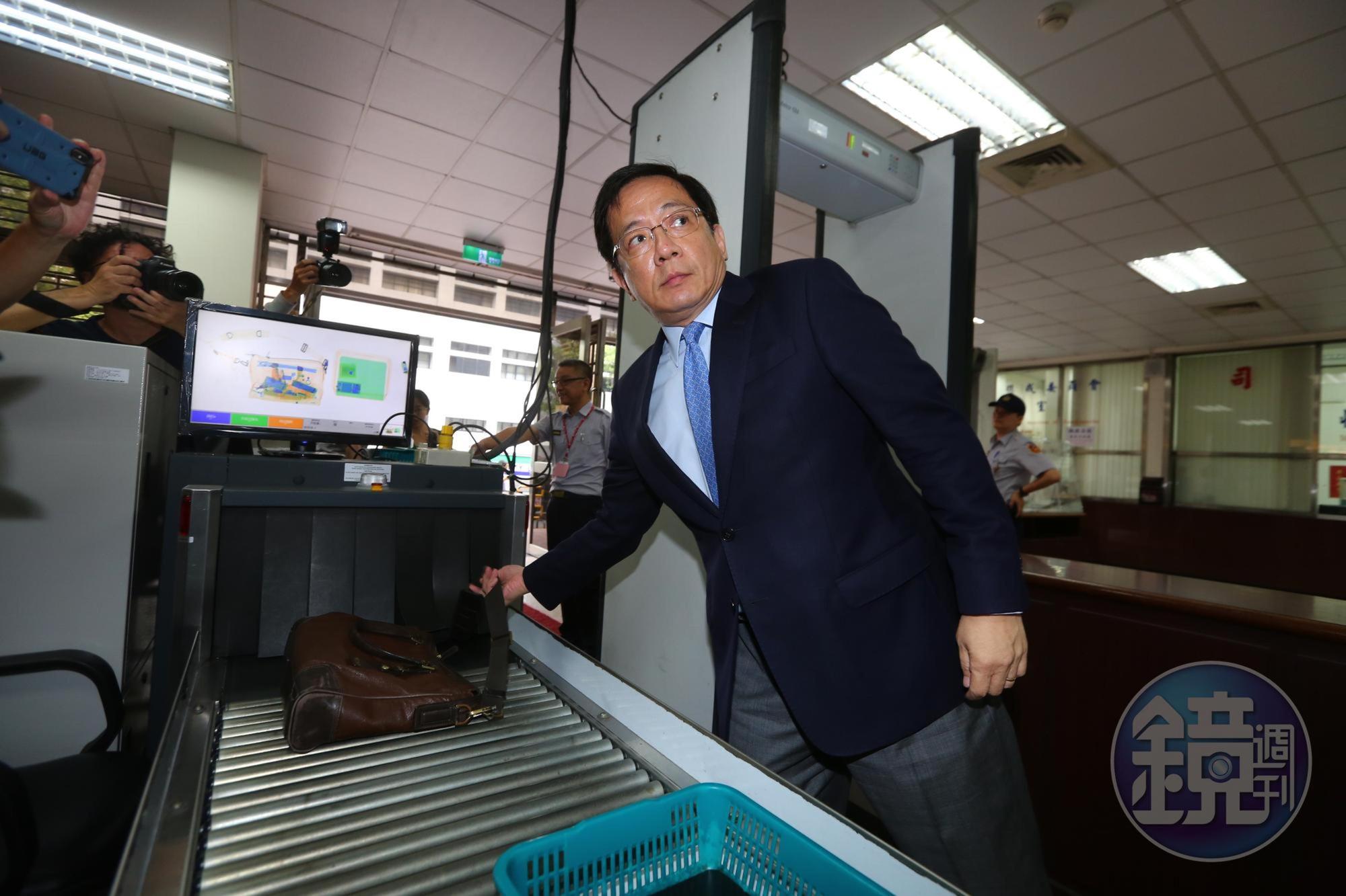 台灣大學校長管中閔遭監察院認定2012年擔任政務官期間涉嫌違法兼職，今二度至公懲會出庭。