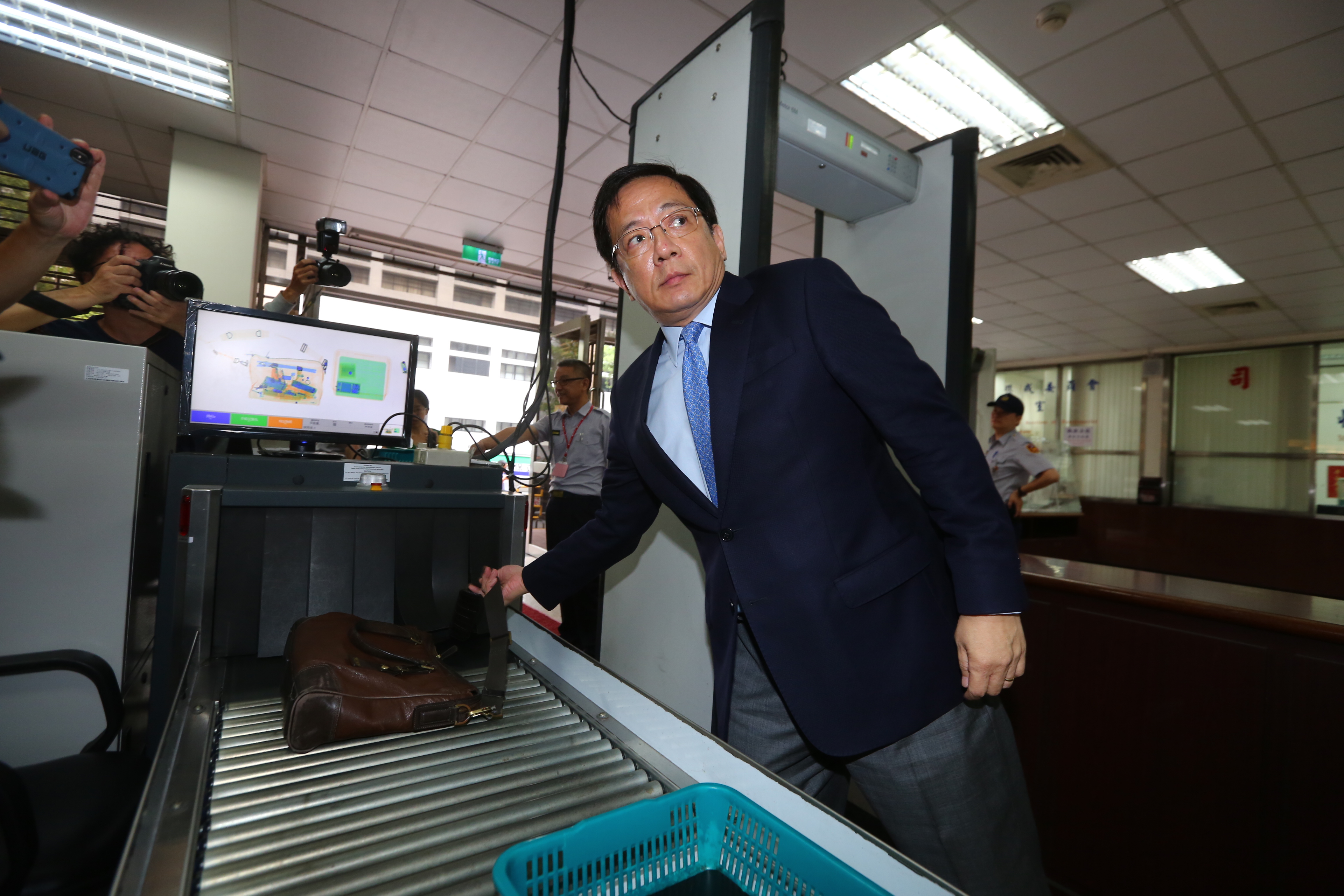 台灣大學校長管中閔遭監察院認定2012年擔任政務官期間涉嫌違法兼職，今二度至公懲會出庭。