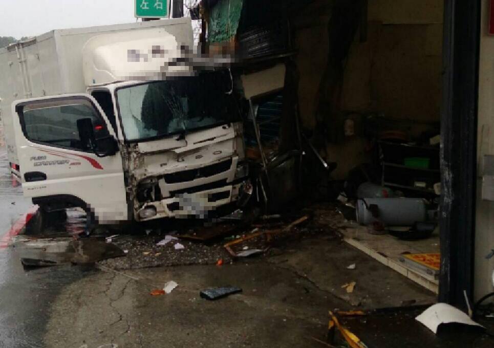 一輛貨車行經新北八里龍米路時疑因天雨路滑失控撞進路邊麵攤，車頭全毀，麵攤也一片狼藉。（翻攝畫面）