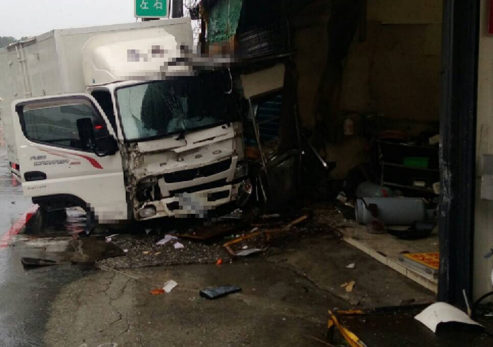 一輛貨車行經新北八里龍米路時疑因天雨路滑失控撞進路邊麵攤，車頭全毀，麵攤也一片狼藉。（翻攝畫面）