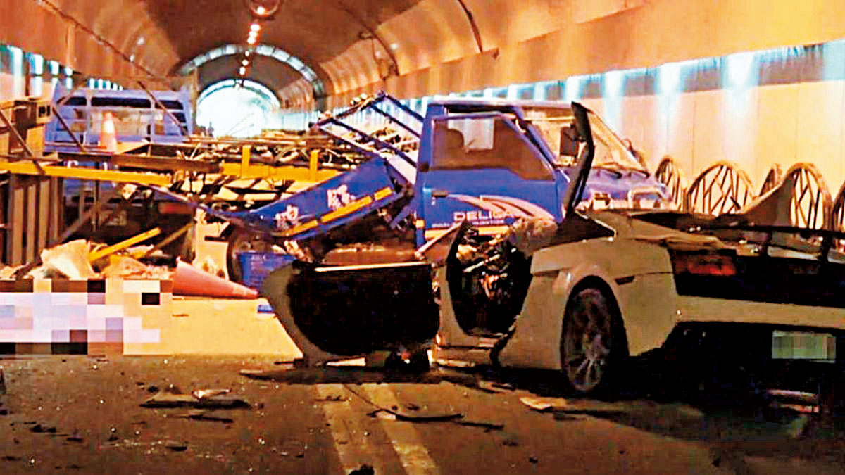 富少游瀚甯去年7月駕駛租來的藍寶堅尼,在台北市自強隧道飆車,失控撞上工程車,導致同車劉姓女友及張姓工人當場死亡。(翻攝自東森新聞)