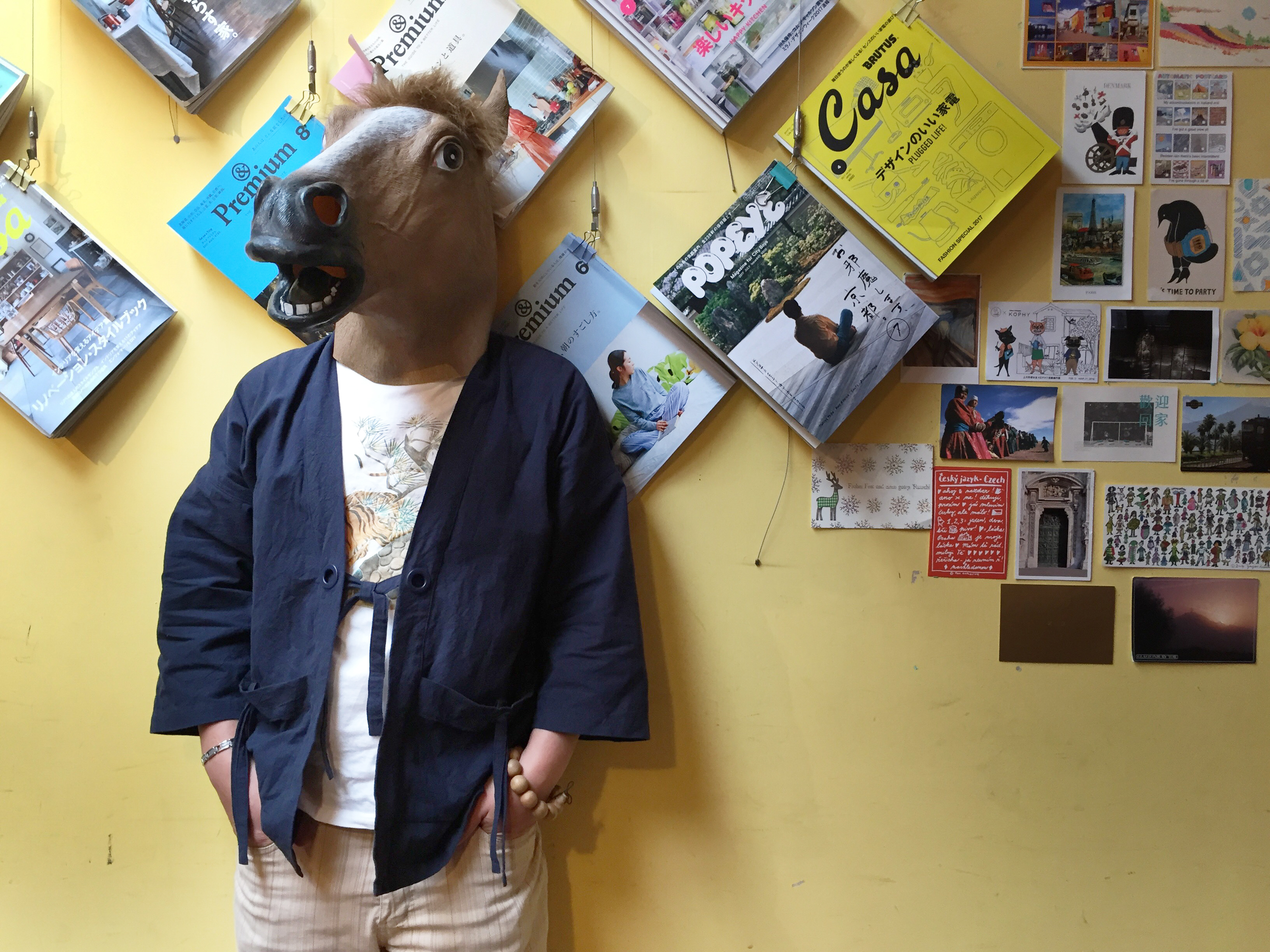 飲馬人習慣戴馬首面具現身，其寫作與人互為表裡：用最吸引讀者的型態，參雜幽默搞怪，將你我熟悉的日常風景變成混種新故事。（鏡文學提供）