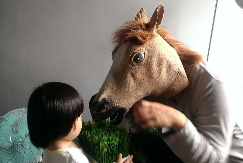 戴上面具，飲馬人彷彿換上不同人格，他寫鬼故事的起點也非常奇異：「動筆之前，我腦子裡浮現的第一個畫面是我阿公過世時，我們在燒紙紮屋的景象，於是我就從這裡著手。」《鬼島故事集》於焉登場。（鏡文學提供）