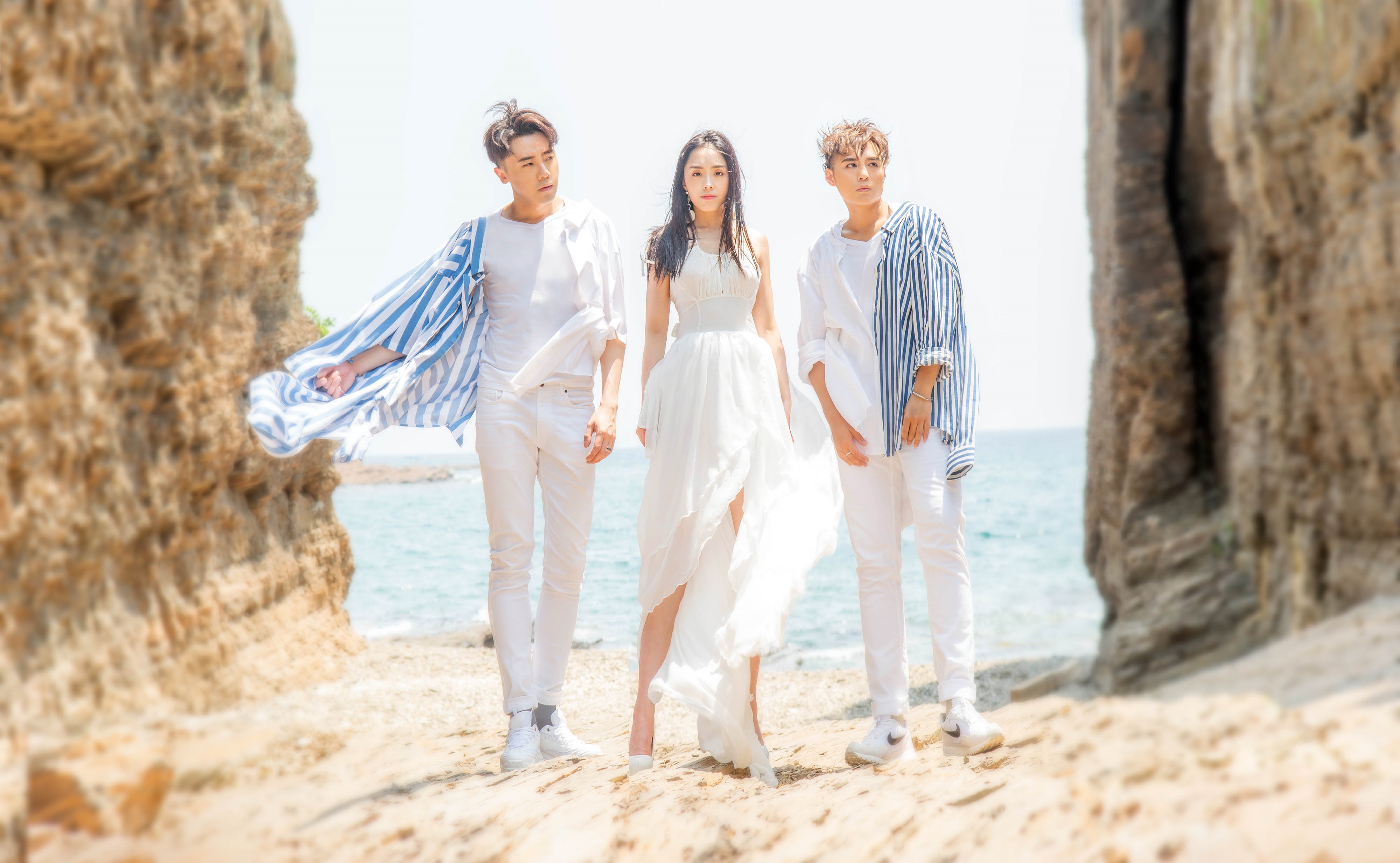 「MFM」首張國語專輯《限時動態》封面，選在澳門的海邊拍攝。（超級亞洲娛樂提供）