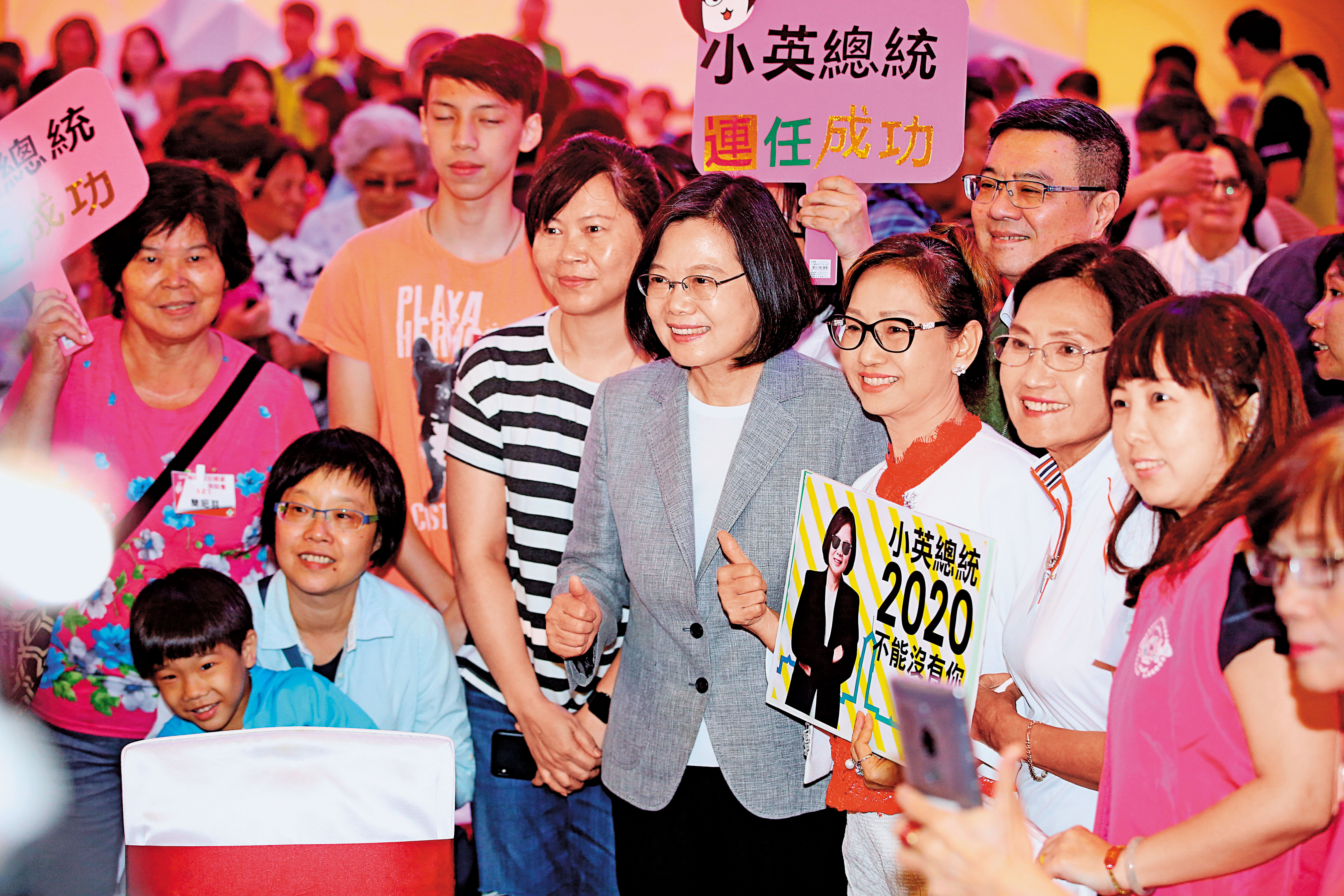 蔡英文自初選開始調整她的行事風格，不再猶豫不決、優柔寡斷，而是處事明快、隨時與民眾站在一起的國家領導人。