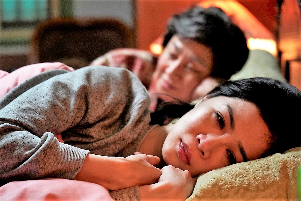 陳嘉玲（謝盈萱飾）回到了台南老家與阿嬤（楊麗音飾）一起睡。（華視提供）