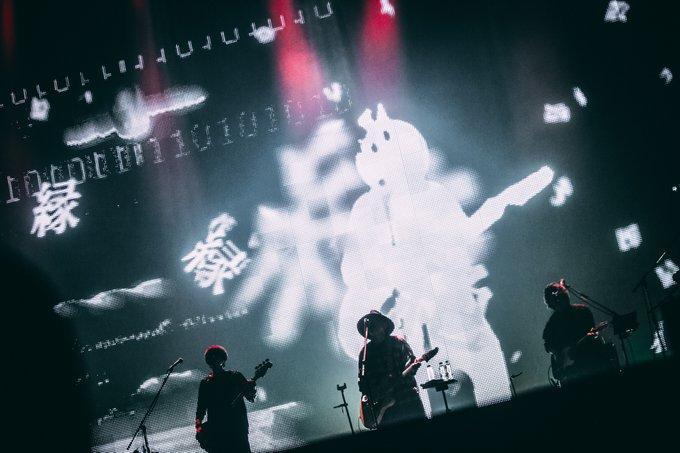 amazarashi在日本有「覆面系風雨詩人」稱號，曾為多部知名動漫演唱主題曲。（翻攝自amazarashi推特）