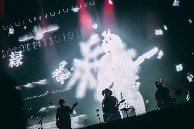 amazarashi在日本有「覆面系風雨詩人」稱號，曾為多部知名動漫演唱主題曲。（翻攝自amazarashi推特）