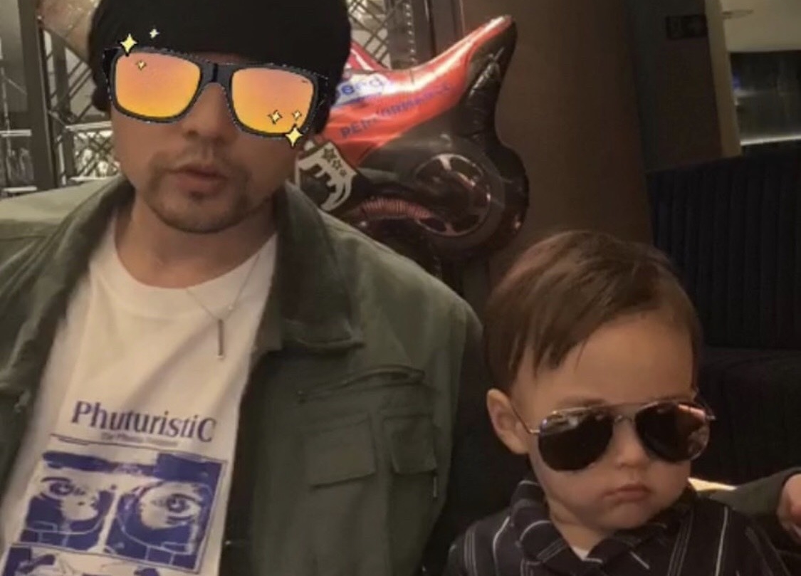 周杰倫近日貼上與愛子Romeo合照,讓網友稱讚父子倆真帥。(翻攝自周杰倫IG)