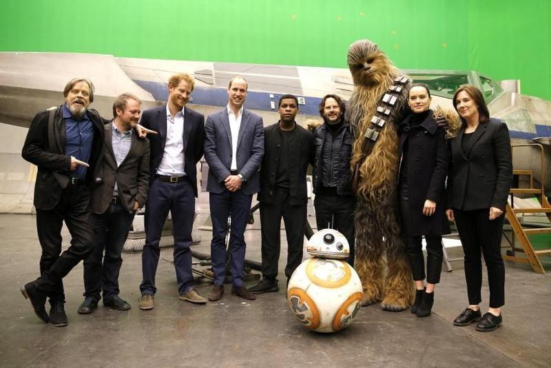 威廉王子(左四)和哈利王子(左三)在《STAR WARS:最後的絕地武士》 客串演出,但戲份被剪光。(牛耳藝術提供)