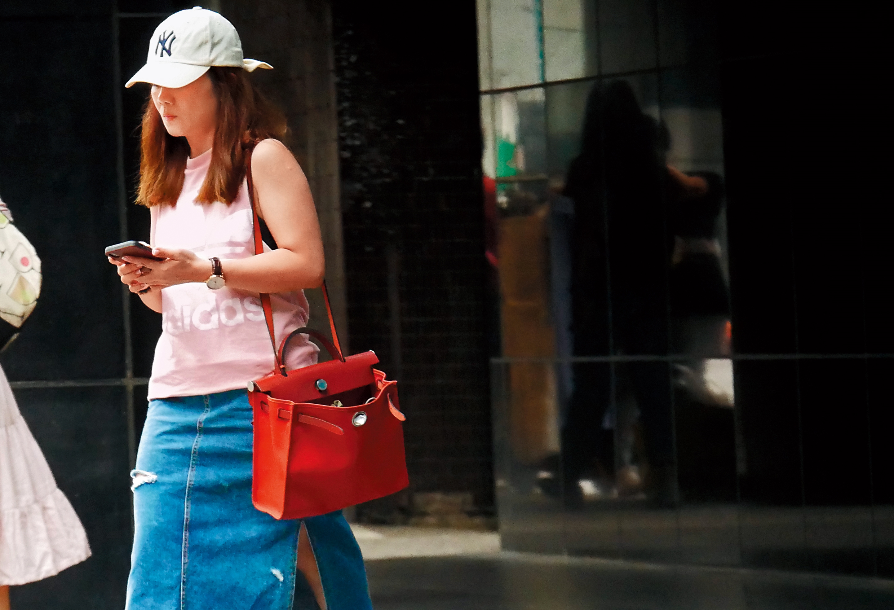 7/25 17:21 背著愛馬仕包的梁靜茹,結束一個小時的健身後,再度搭計程車前往鍾成虎的工作室。