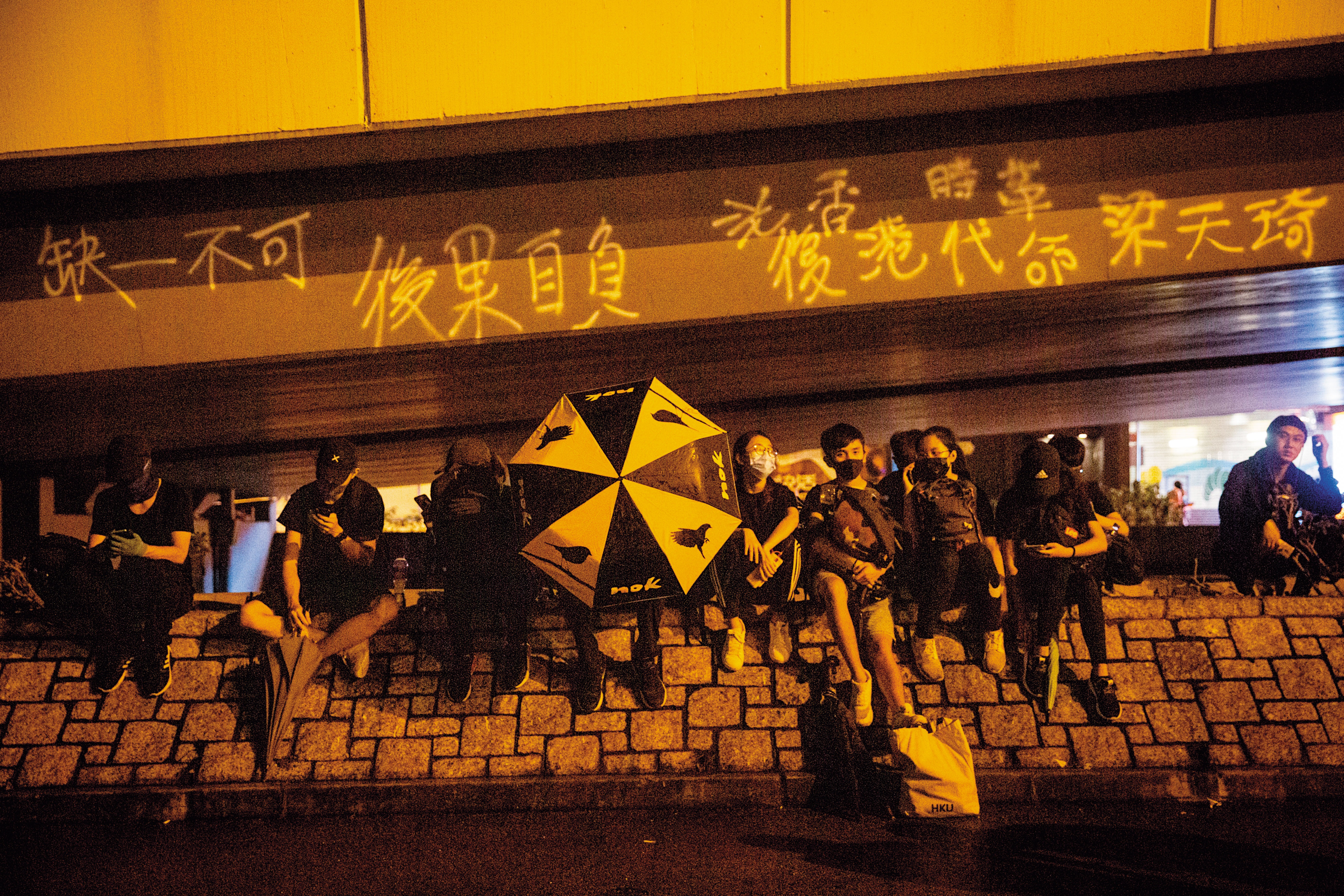 8月18日夜間，示威民眾聚集政總外，其中不乏勇武派人士。