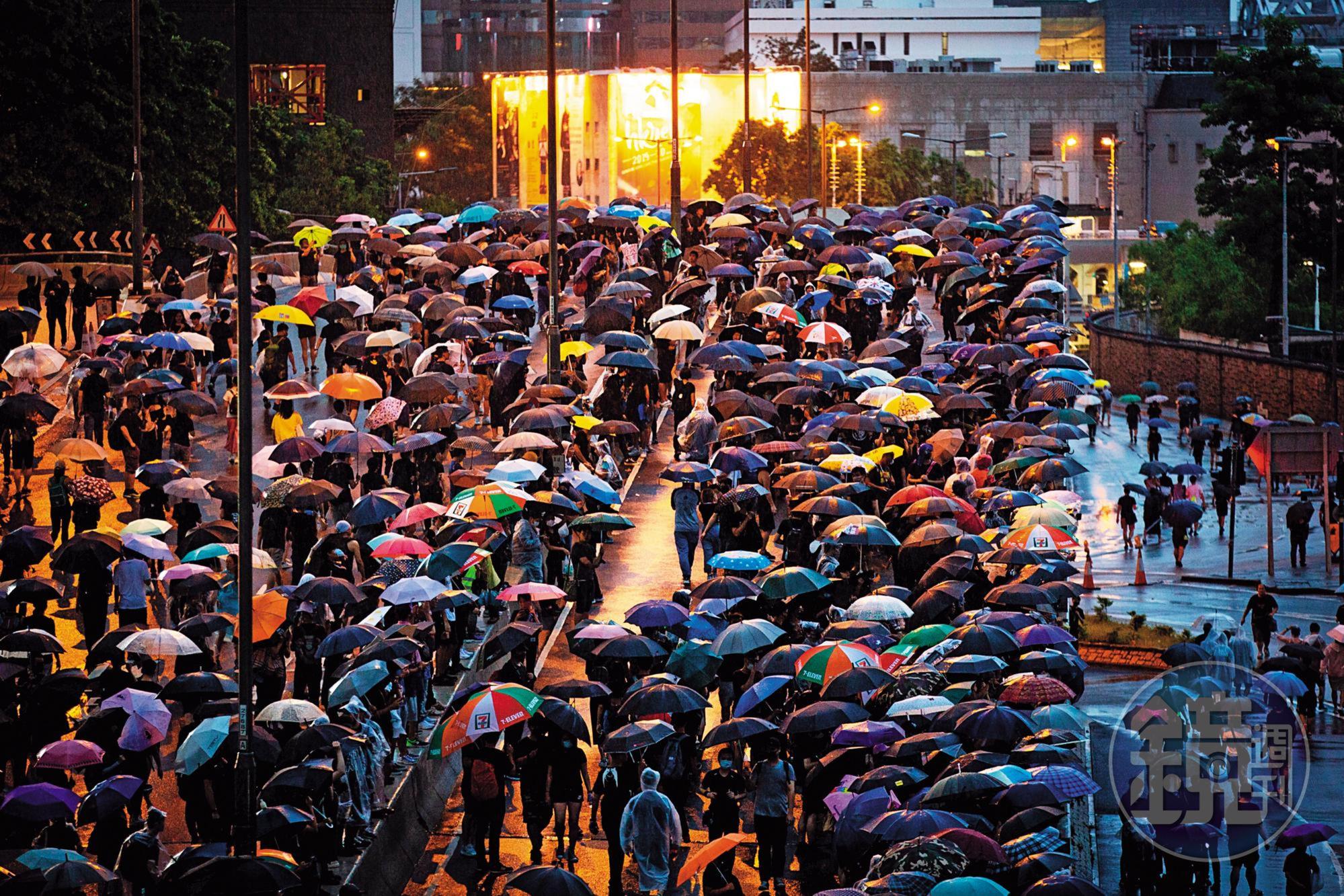 香港市民踴躍上街，人潮滿溢，甚至倒灌進維園周遭主要幹道。