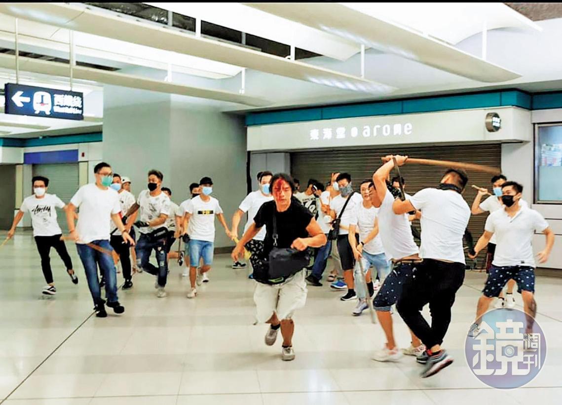 7月21日,元朗發生白衣人襲擊事件,市民遭到身穿白衣服的黑道無差別襲擊,警方事後姍姍來遲。(翻攝Twitter@WilsonLeung)