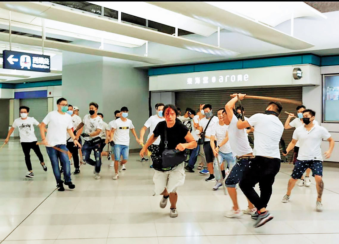 7月21日，元朗發生白衣人襲擊事件，市民遭到身穿白衣服的黑道無差別襲擊，警方事後姍姍來遲。（翻攝Twitter@WilsonLeung）