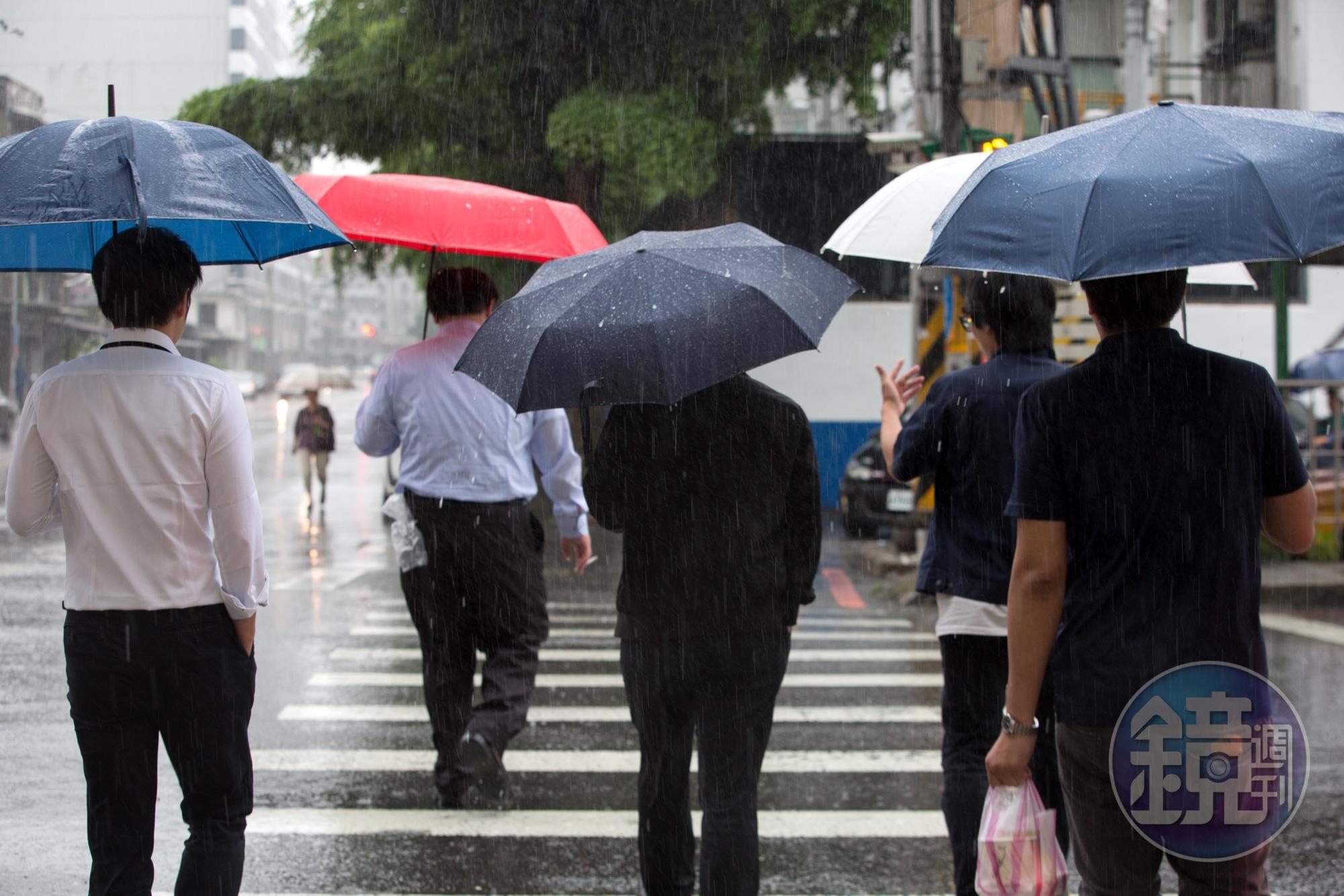 台灣仍處於低壓帶的環境中,中央氣象局已針對全台6縣市發布大雨特報。
