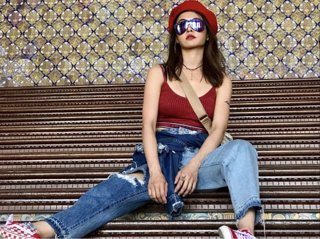 蔡依林在西班牙度假時，就穿著PortsPURE水洗雙色拼接牛仔褲，NT$12,080。（翻攝自蔡依林IG）