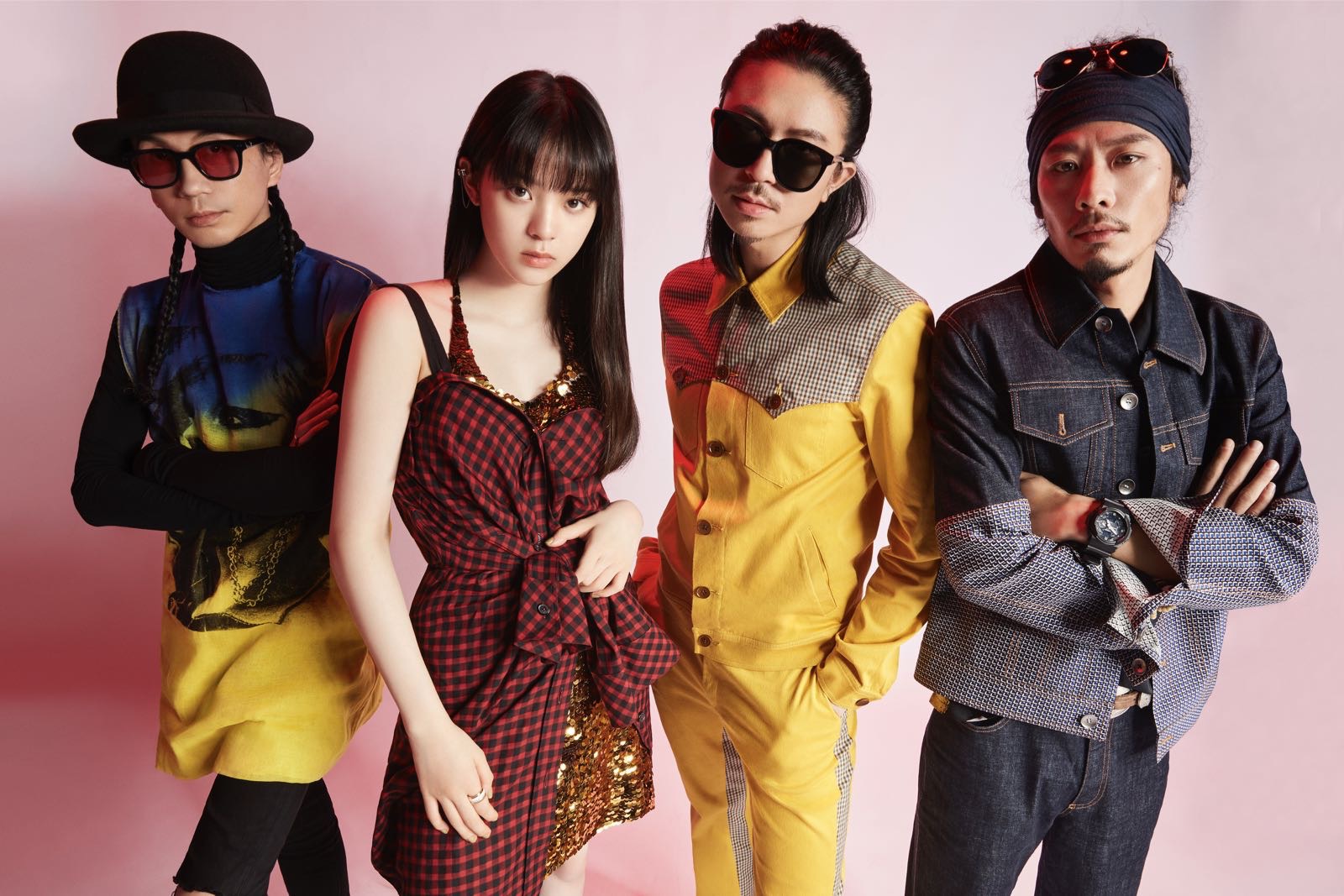 歐陽娜娜穿著最新FW19紅黑格紋襯衫洋裝參加音樂表演,NT$12,800。(微風精品提供)