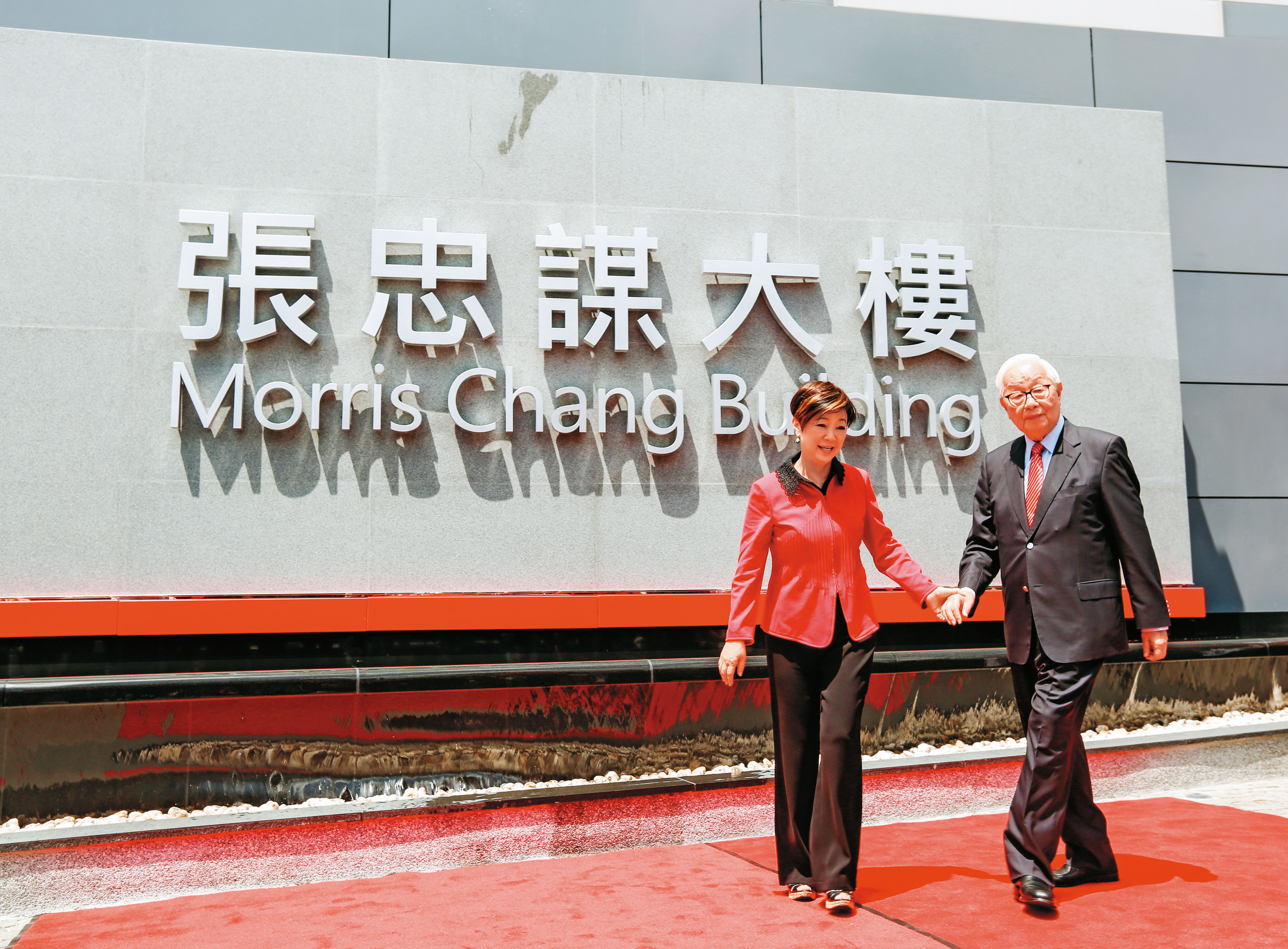 去年7月台積電選在張忠謀（右）87歲生日當天，送給他一份大禮，就是將總部大樓命名為「張忠謀大樓」。