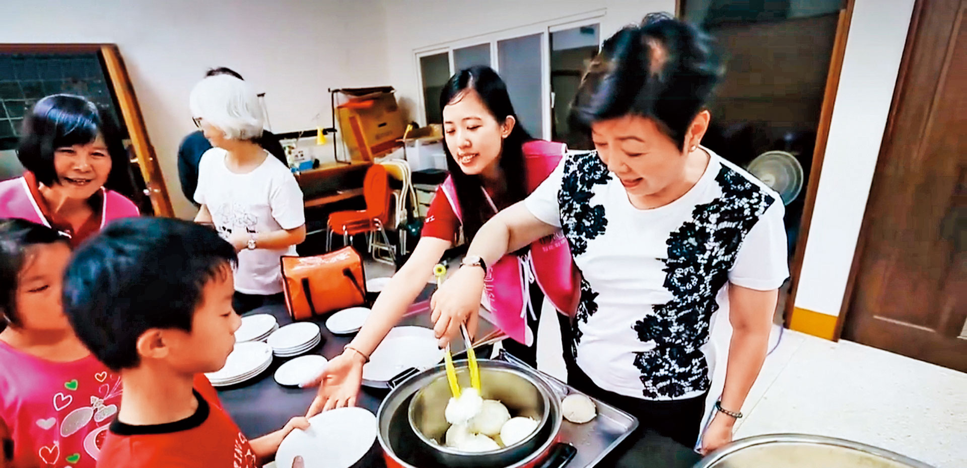 張淑芬(右)推「惜食專案」,和奇美食品合作送包子給偏鄉兒童。(台積電慈善基金會提供)