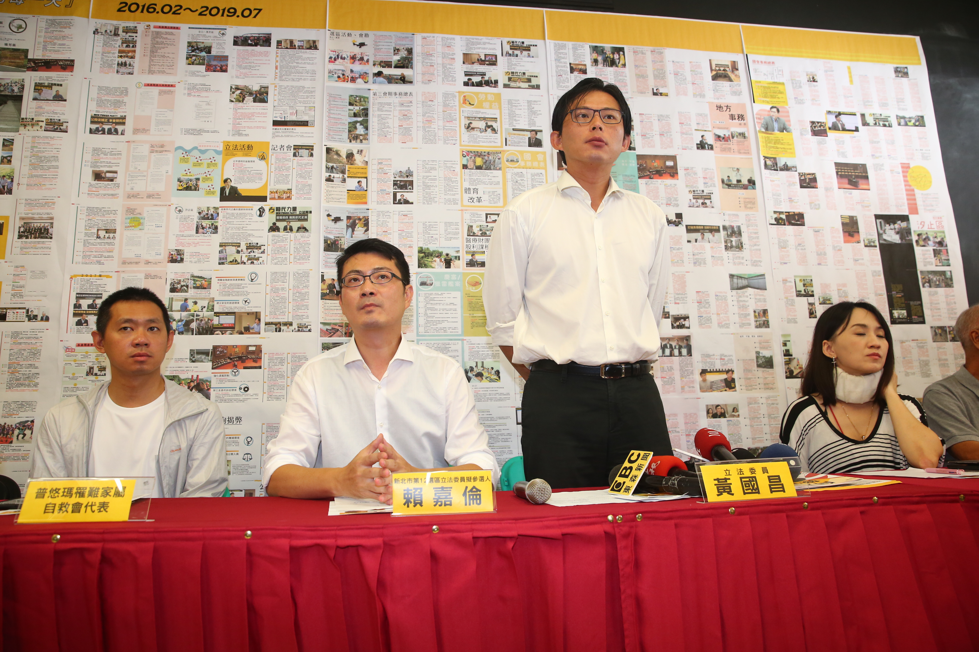 立委黃國昌（右2）的辦公室主任賴嘉倫（左2）宣布參選立委，黃國昌力挺。