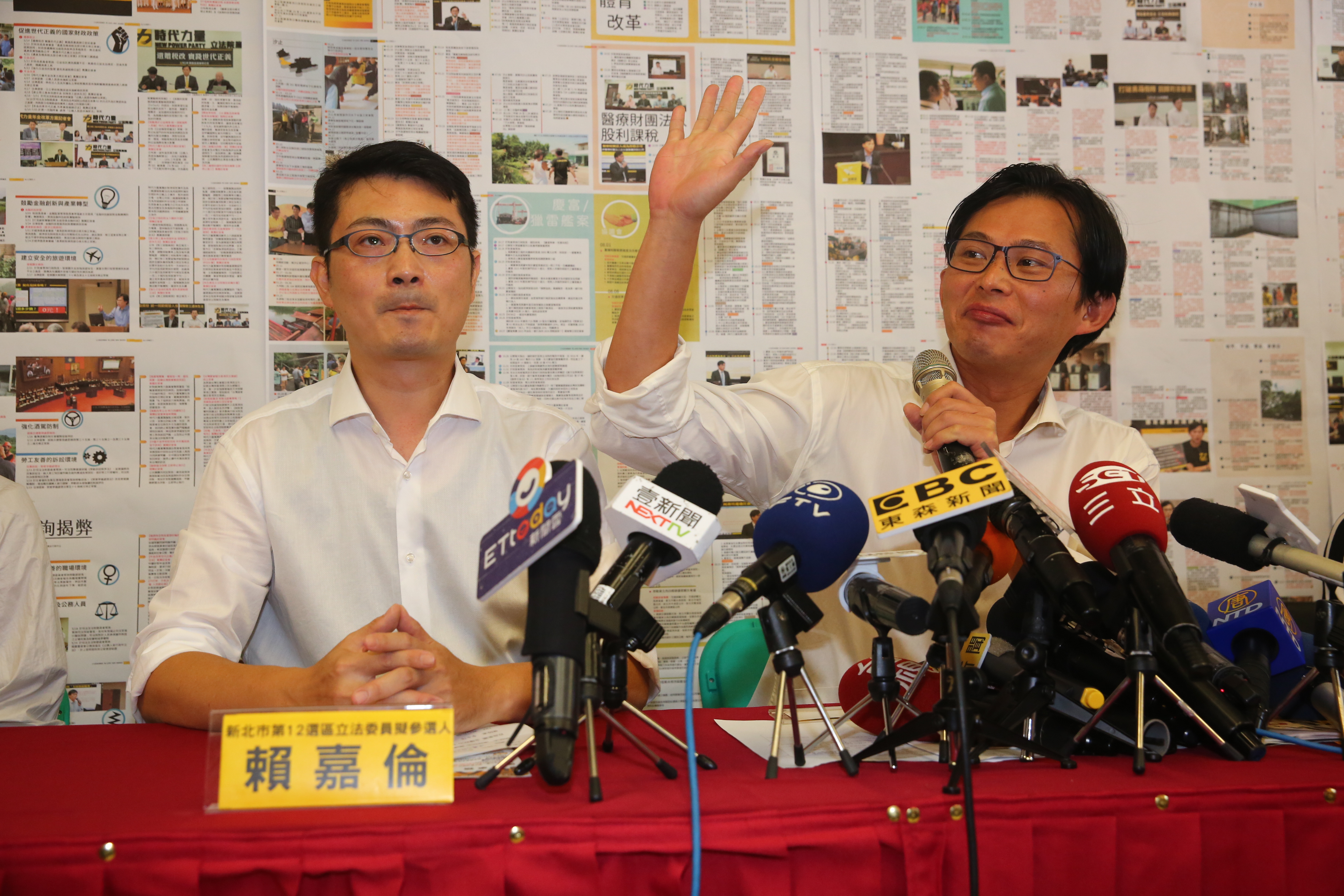 時代力量立委黃國昌（右）的辦公室主任賴嘉倫（左）今宣布參選新北市第12選區立委。