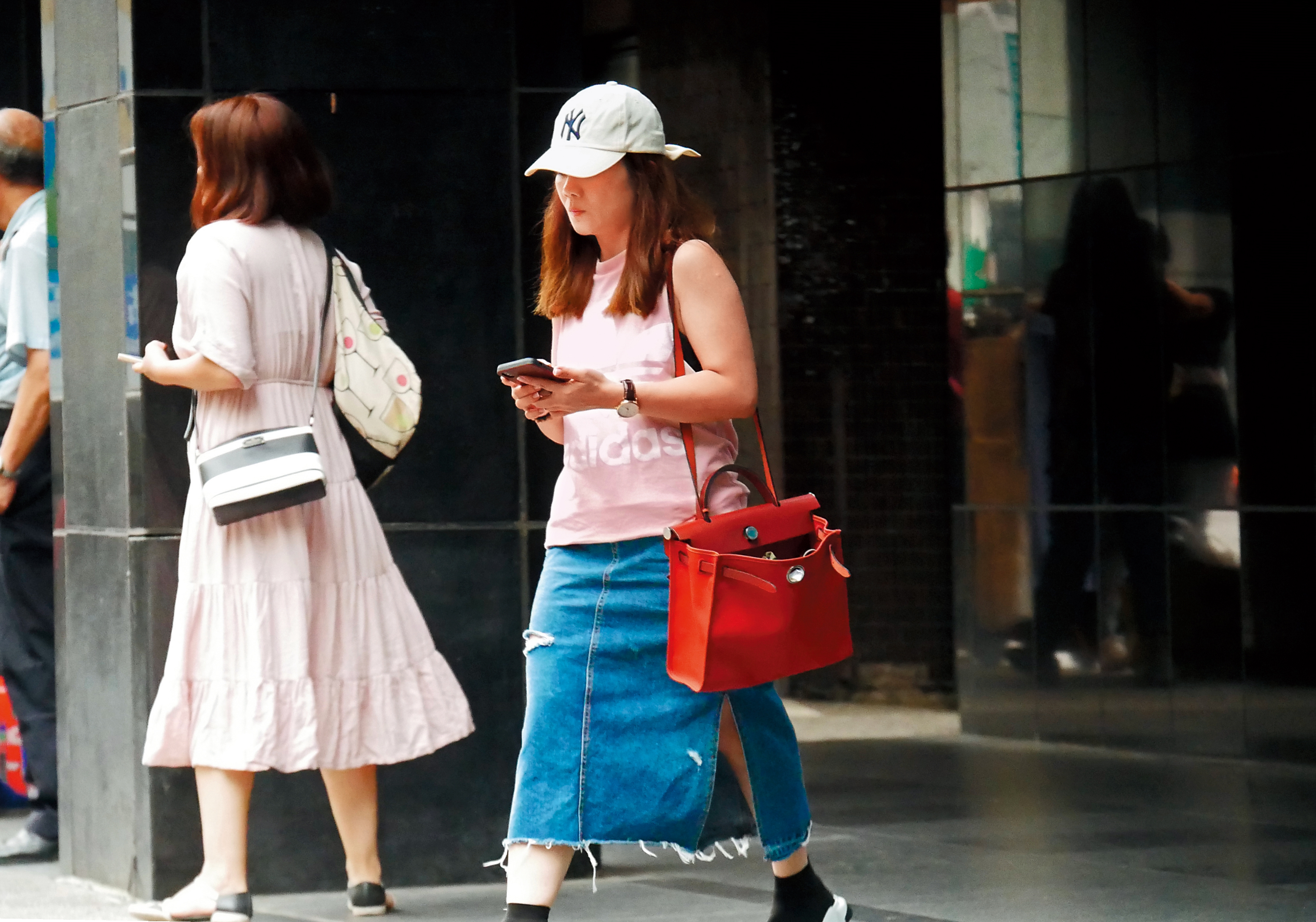 7月25日17：21，背著愛馬仕包的梁靜茹，結束1個小時的健身後，再度搭計程車前往鍾成虎的工作室。