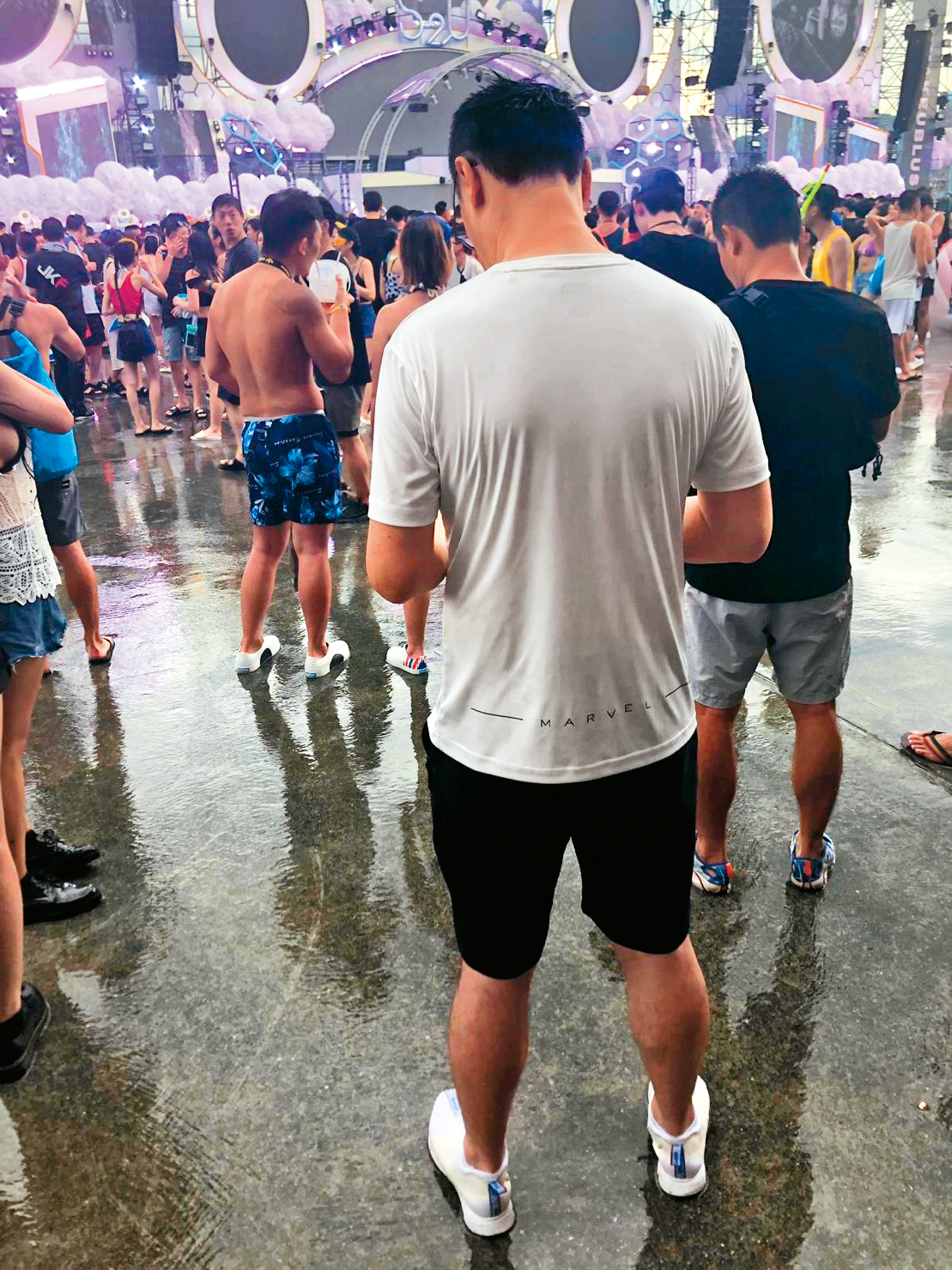 趙元同形單影隻參加熱鬧的潑水音樂節，似乎與梁靜茹已各過各的生活。