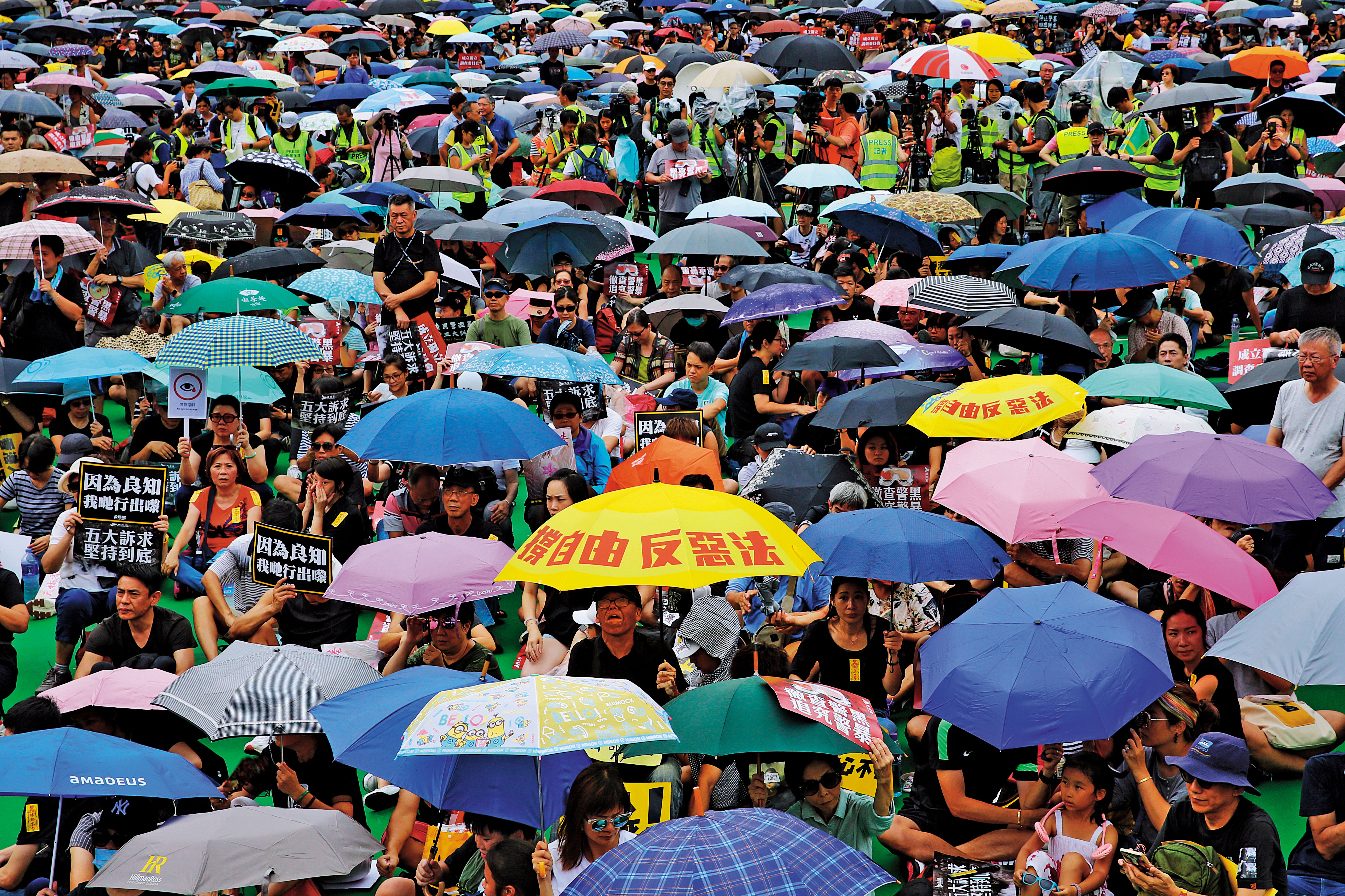 8月18日，民陣在香港維園發起集會，訴求為「煞停警黑亂港、落實5大訴求」，170萬市民響應。當天午後暴雨，民眾紛紛撐起傘。