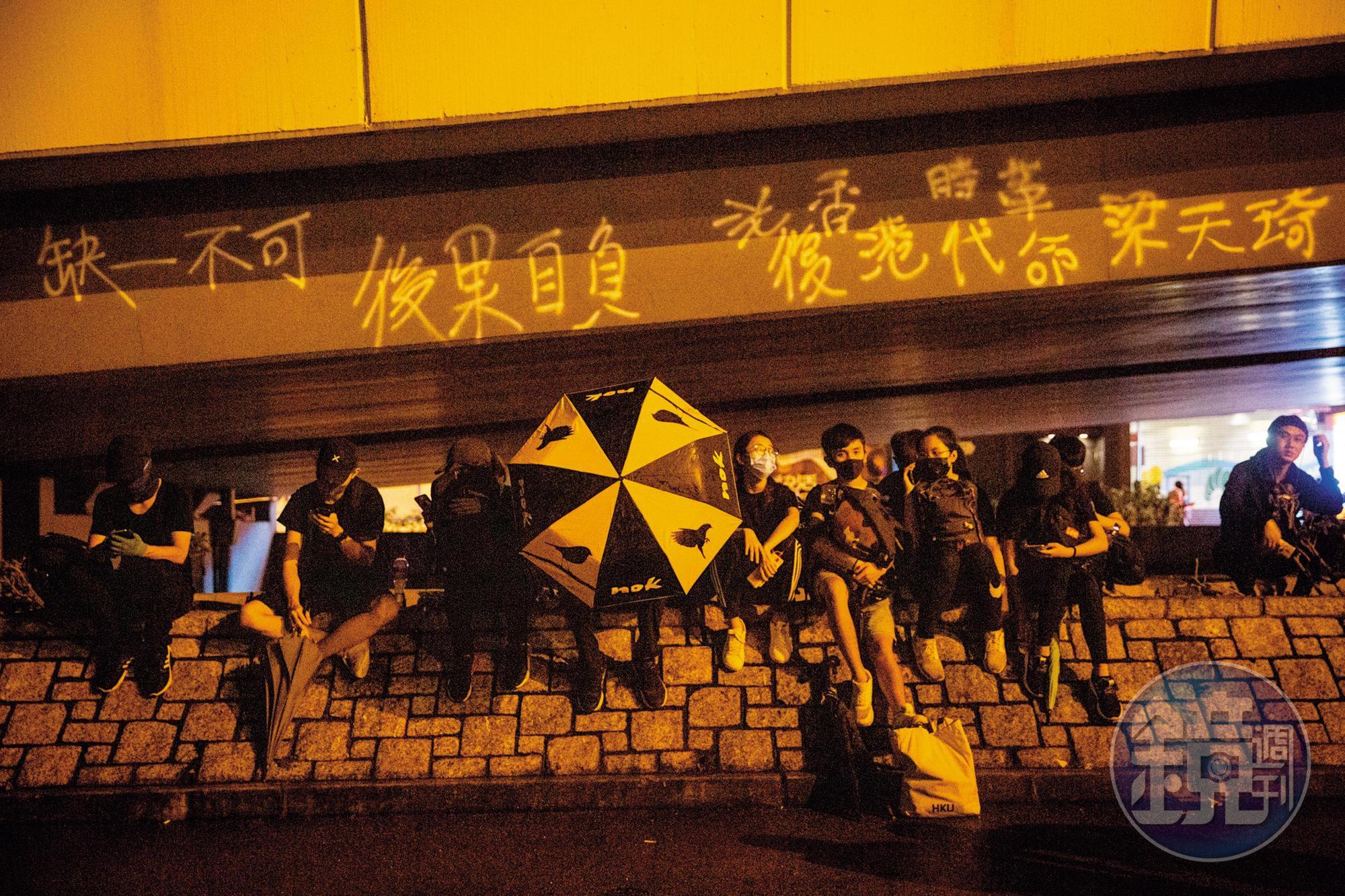 8月18日夜間,示威民眾聚集政總外,其中不乏勇武派人士。
