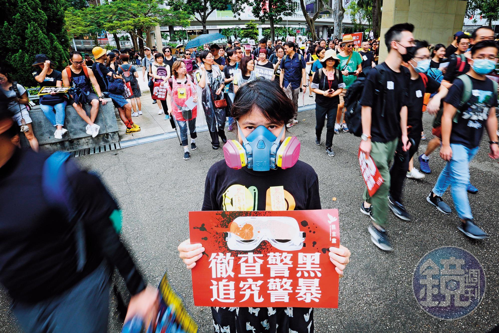 在元朗住了30年的雪荳(化名)穿著黑衫、攜帶預先訂購的防毒面具來到維園。