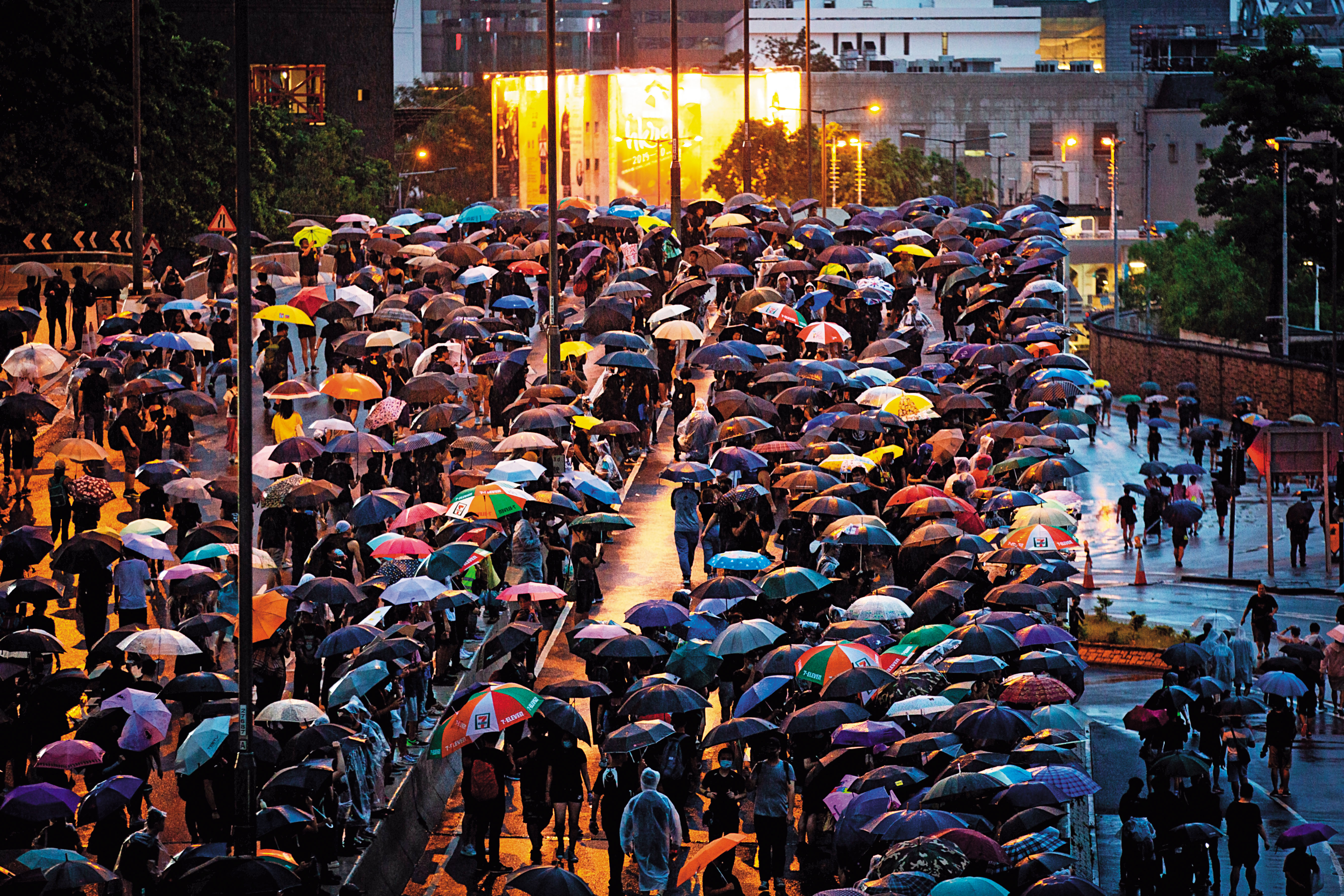 香港市民踴躍上街，人潮滿溢，甚至倒灌進維園周遭主要幹道。