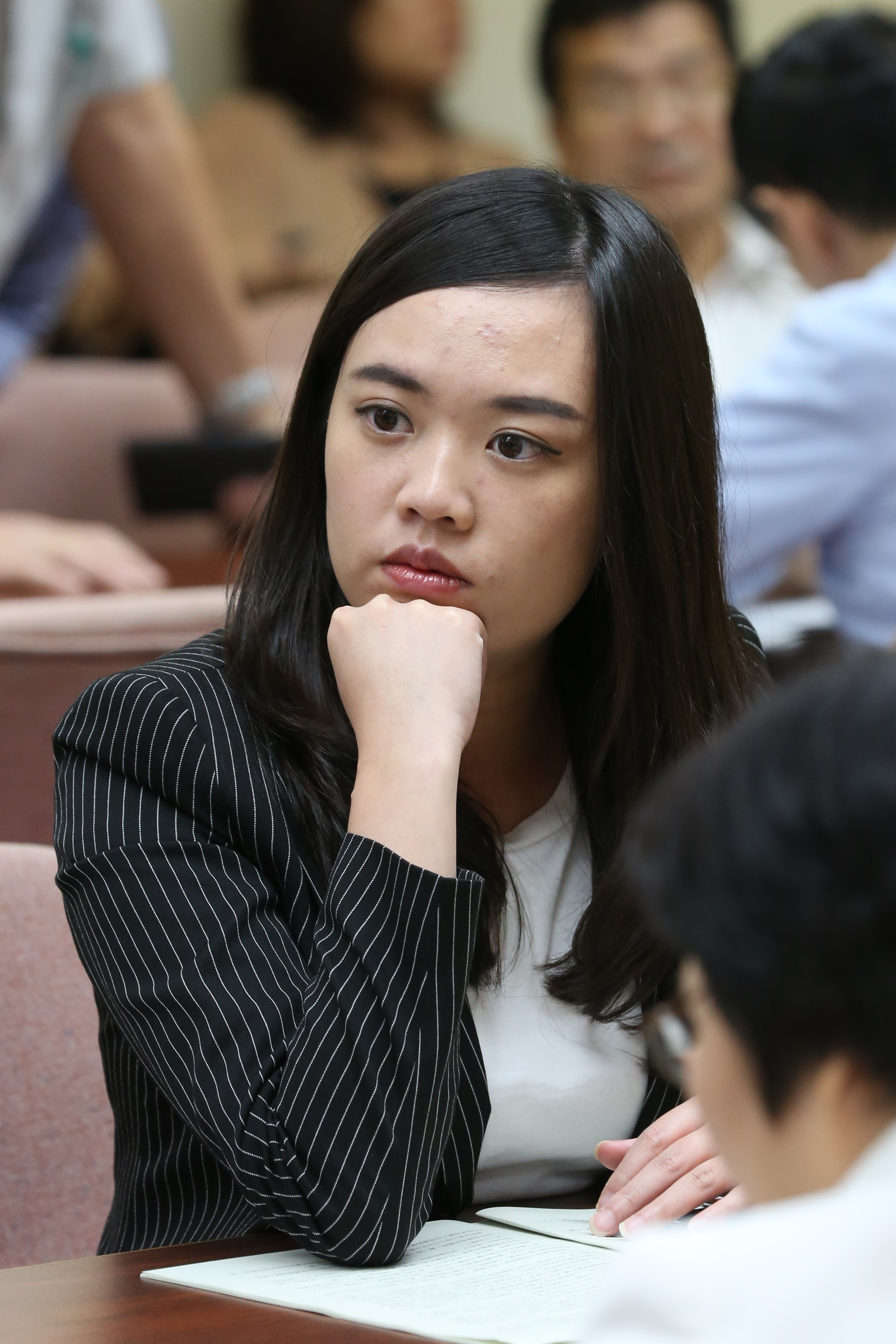 立委黃國昌點名民進黨立委呂孫綾(圖)相比,指賴嘉倫「差的只是沒有一個好爸爸」。