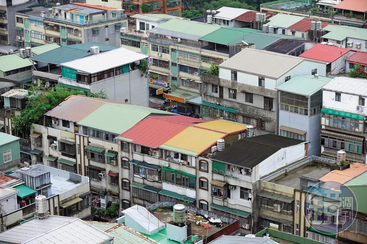 被囚禁的少女透過窗戶縫隙垂降賣起零食，購得二手手機對外求援。圖為示意圖，非事發現場。