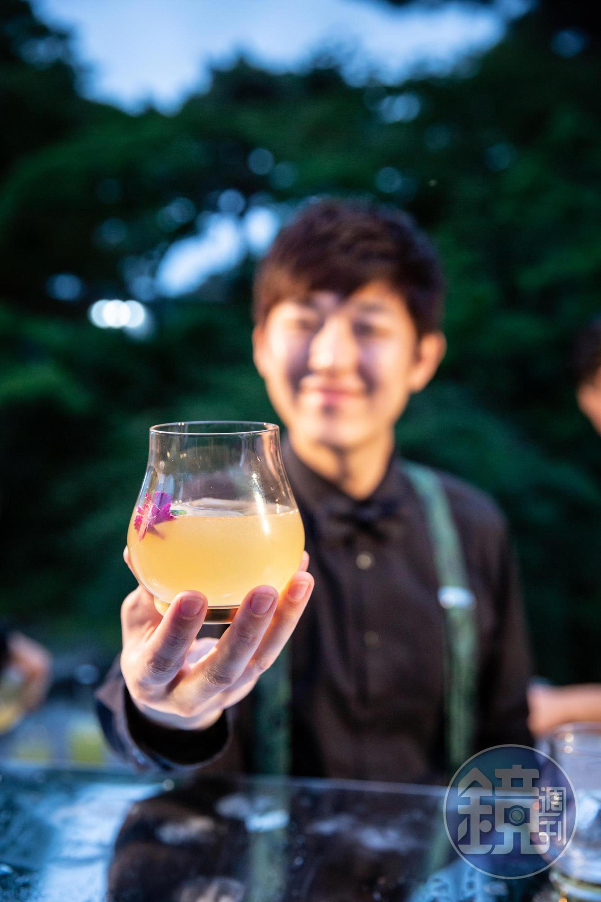 調酒師為賓客調製皇家禮炮特製調酒。